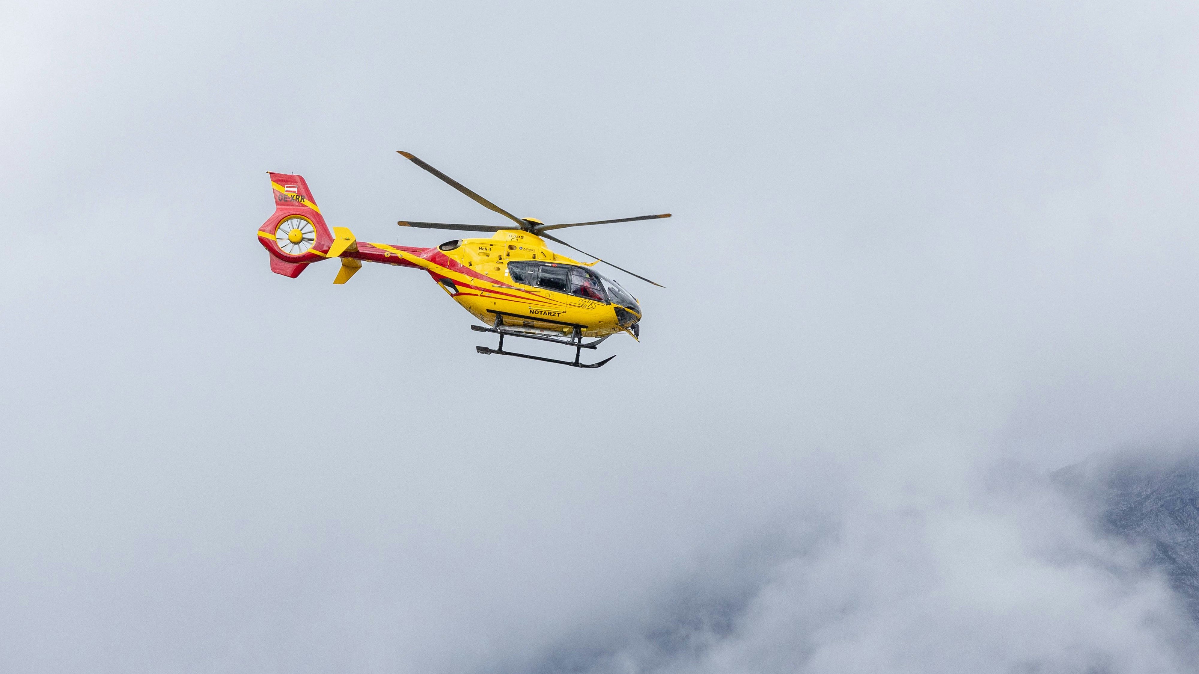 Heute.at - Bub (4) läuft auf Straße – wird von Auto erfasst