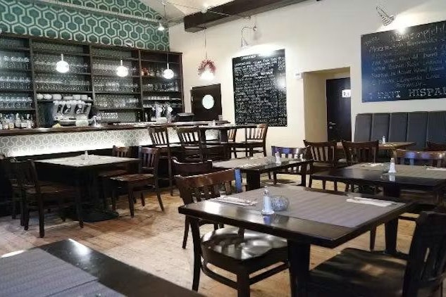 Abgesehen von der opulenten Bar ist die Deko im "Lola" auf das Wesentliche reduziert