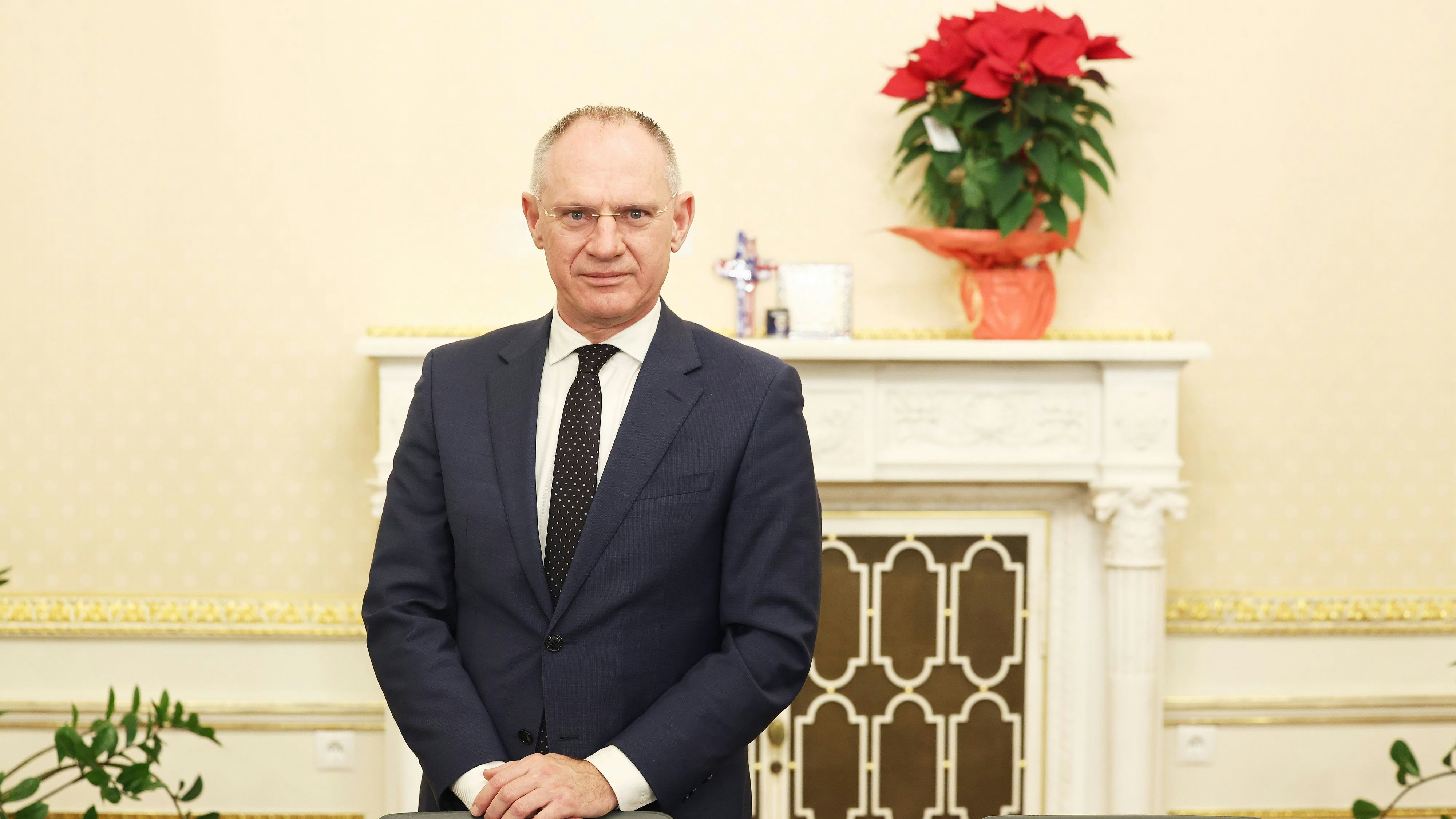 Weihnachtsstern und Kreuz im Büro: VP-Minister Gerhard Karner setzt auf Traditionen.