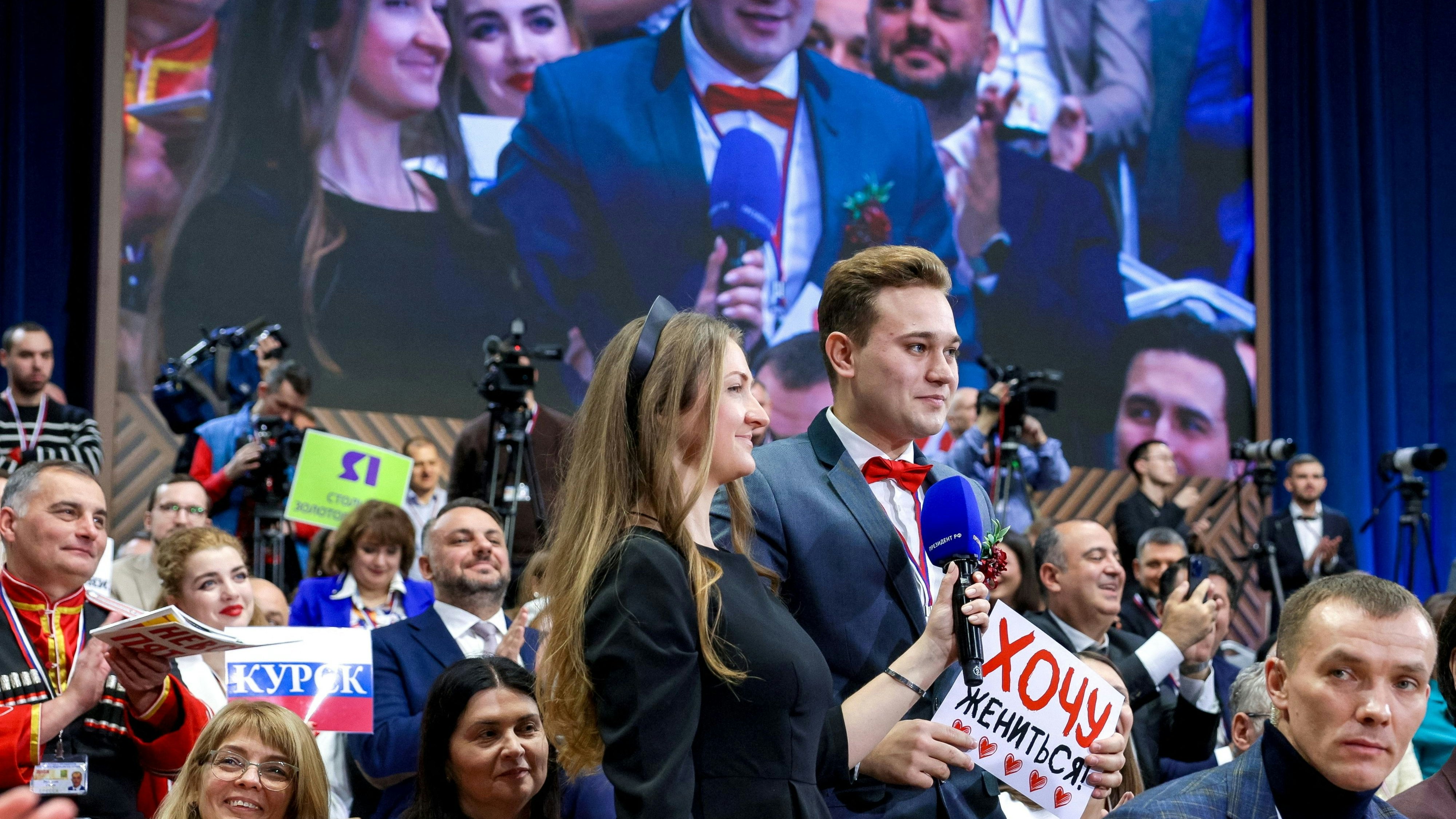 Heute.at - Direkt vor Putin! Journalist macht Heiratsantrag