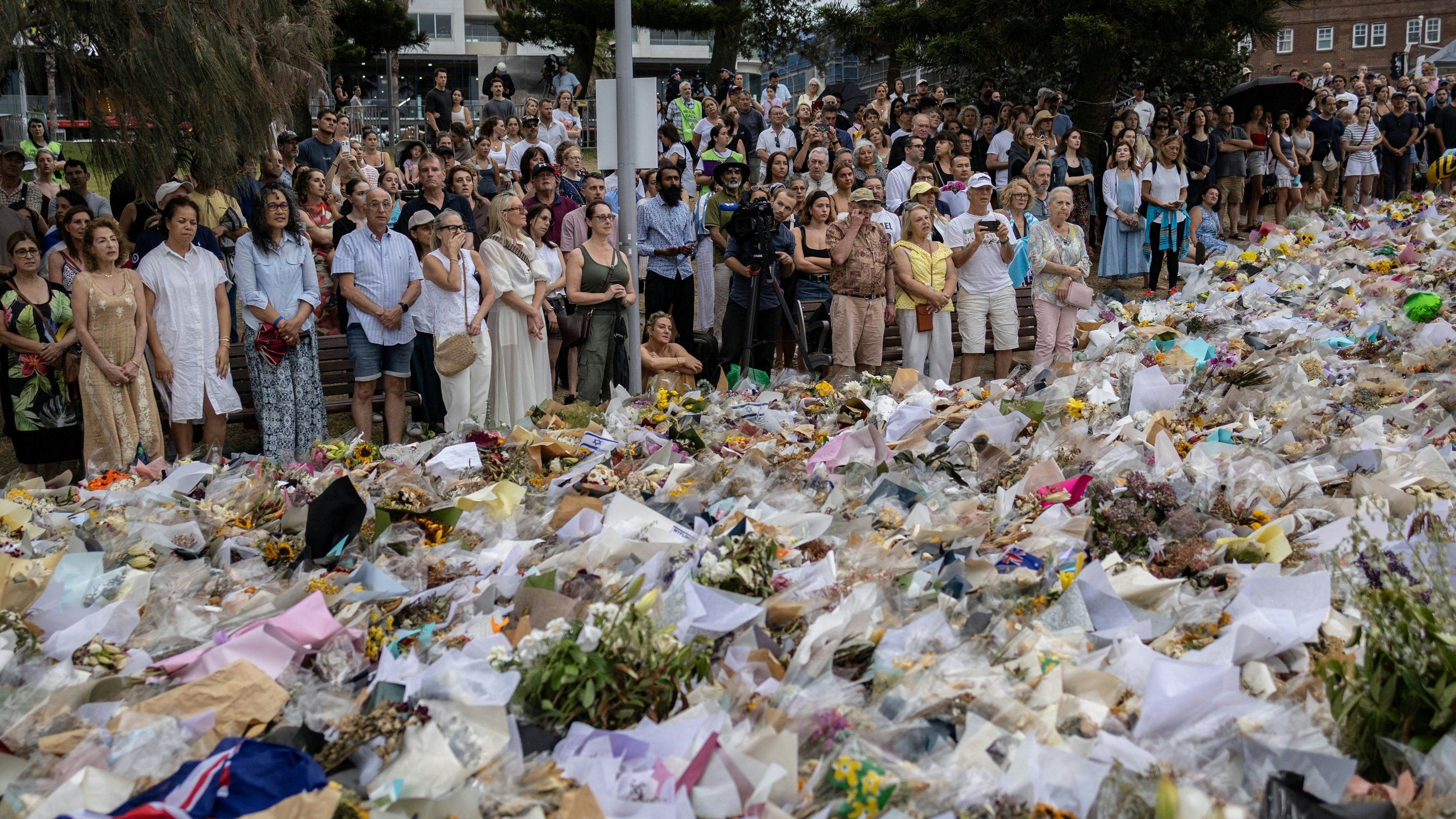 Heute.at - Stilles Gedenken an Opfer des Anschlags am Bondi Beach