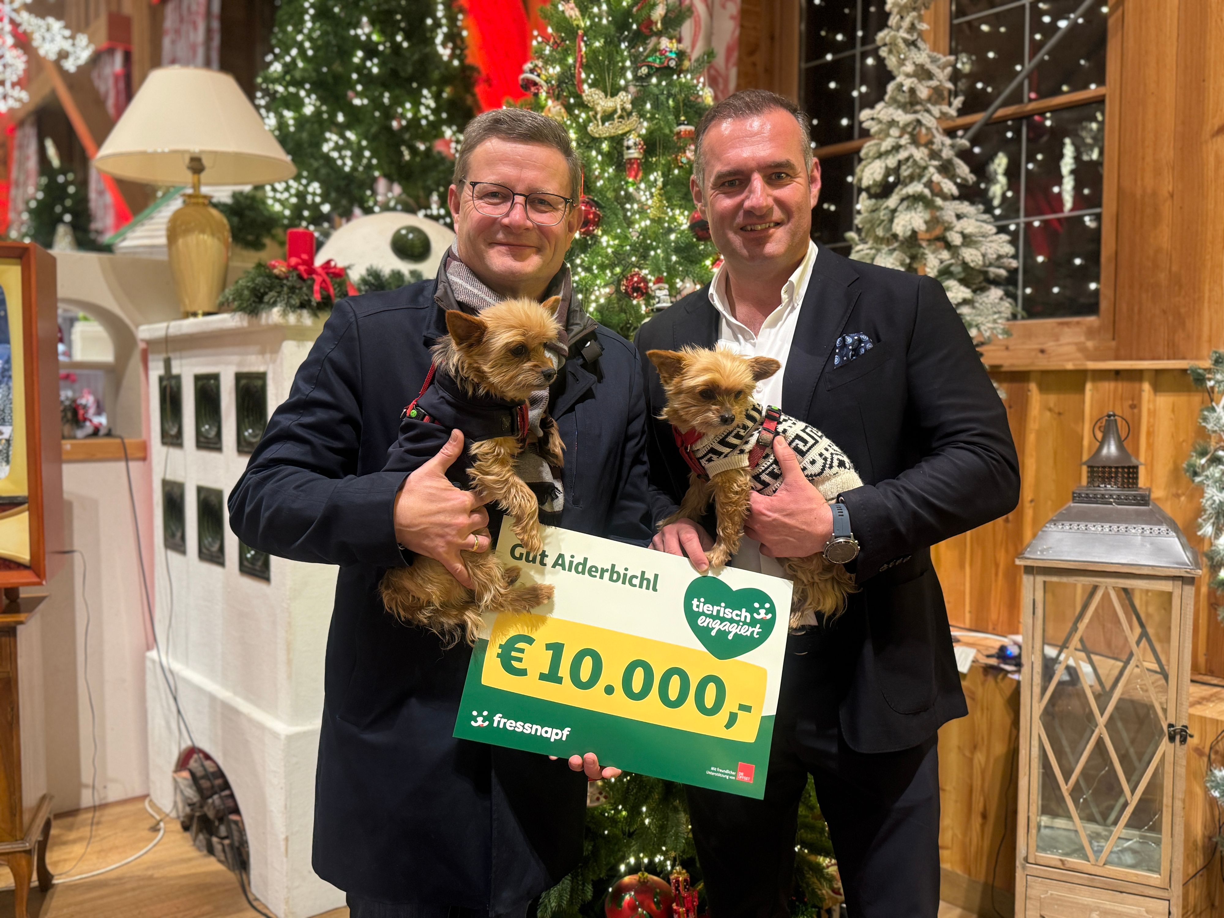 Feierliche Überreichung des Spendenschecks: Fressnapf-Geschäftsführer Hermann Aigner (li.) mit Geschäftsführer Dieter Ehrengruber auf Gut Aiderbichl.