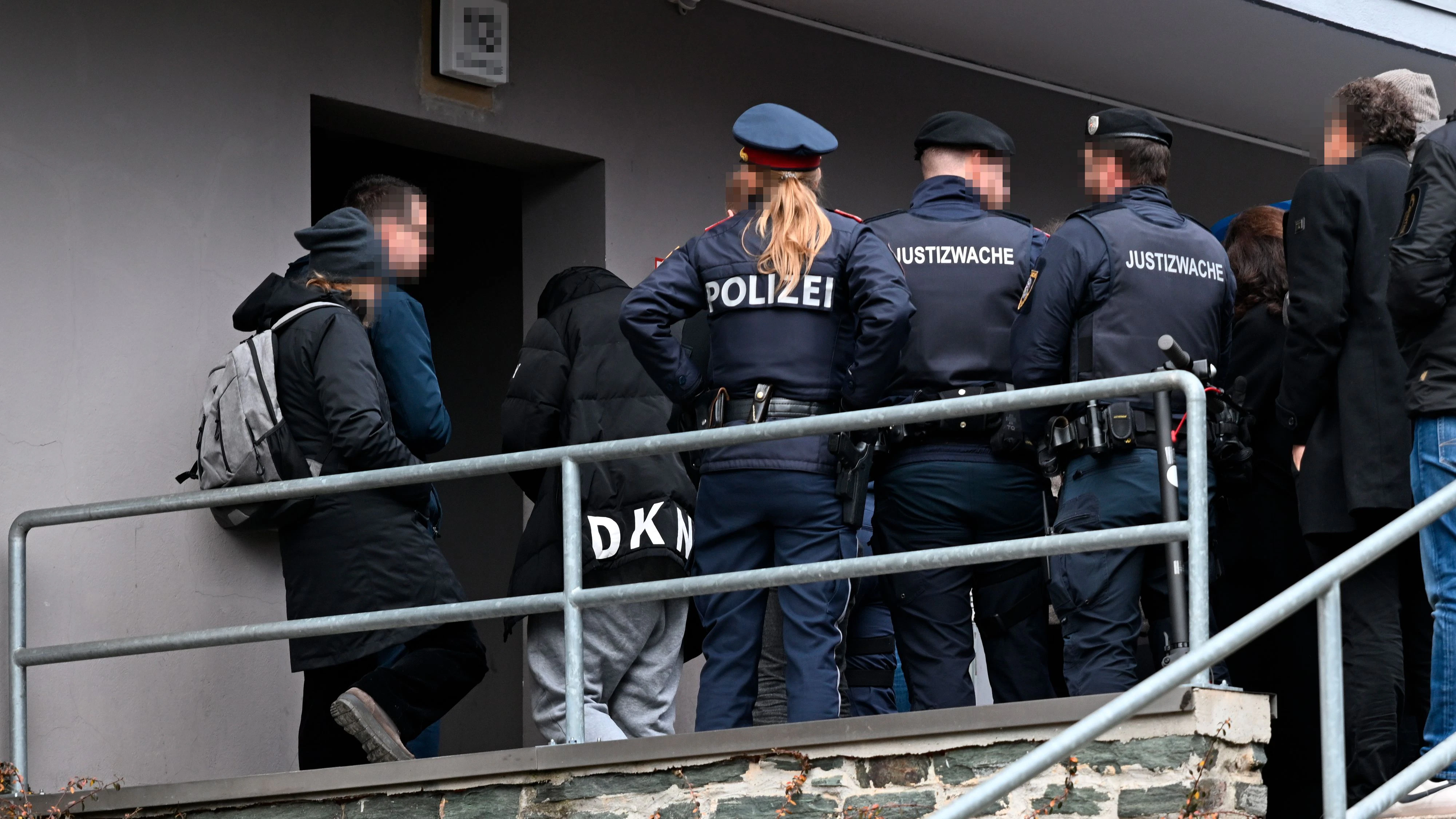 Fall Stefanie: Der mutmaßliche Killer der Grazer Influencerin kehrte am 19. Dezember 2025 zur Rekonstruktion an den Tatort zurück.