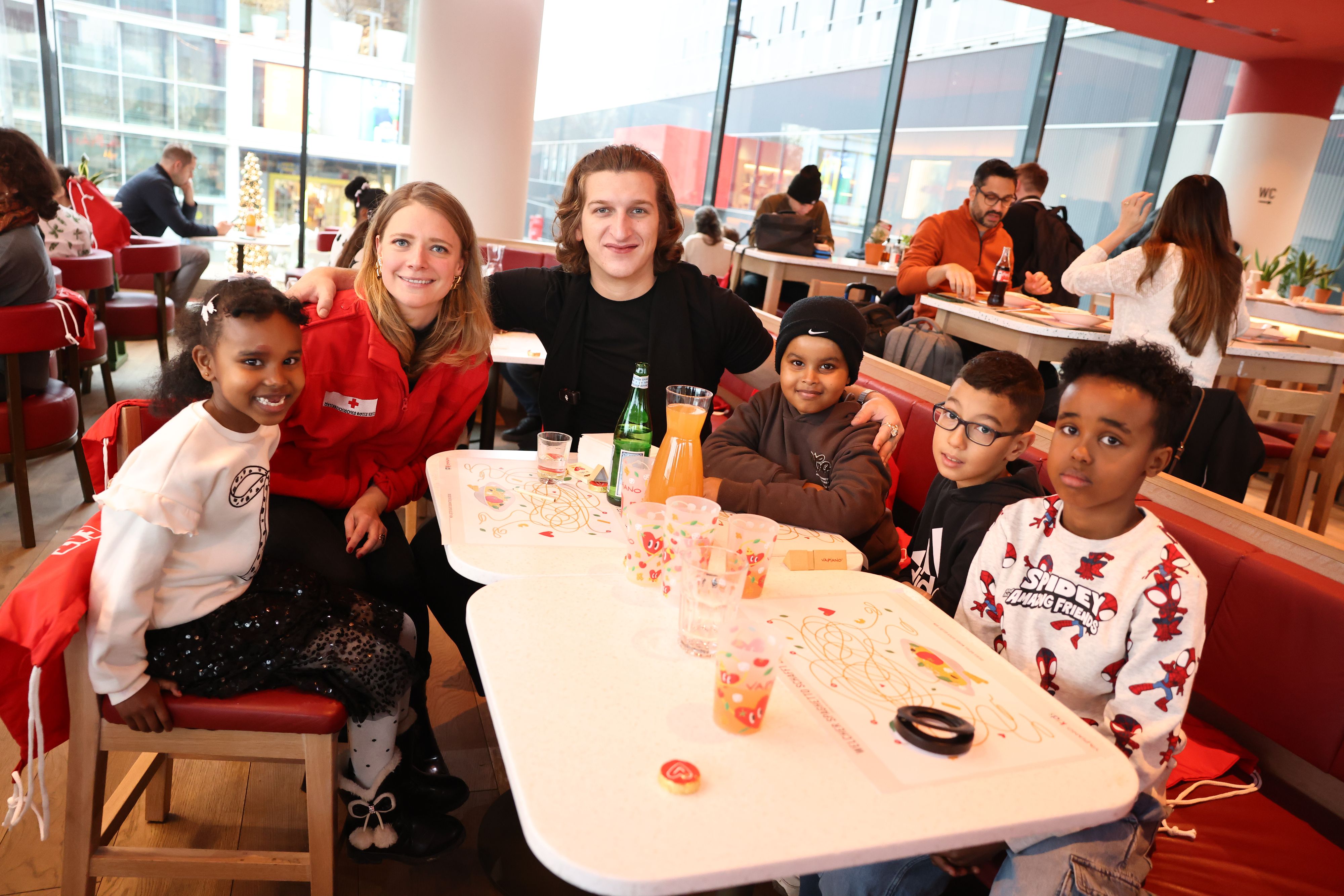 Heute.at - Sozialer Einsatz – Influencer serviert Pizza und Pasta