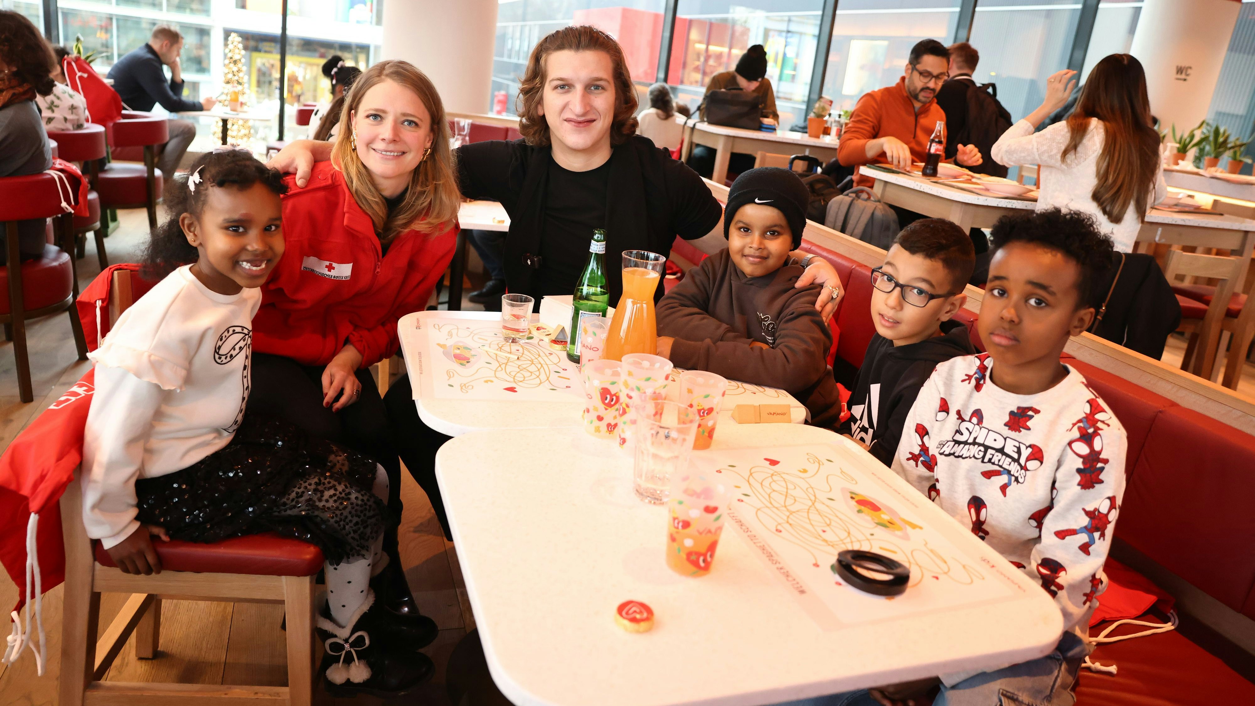 Heute.at - Sozialer Einsatz – Influencer serviert Pizza und Pasta