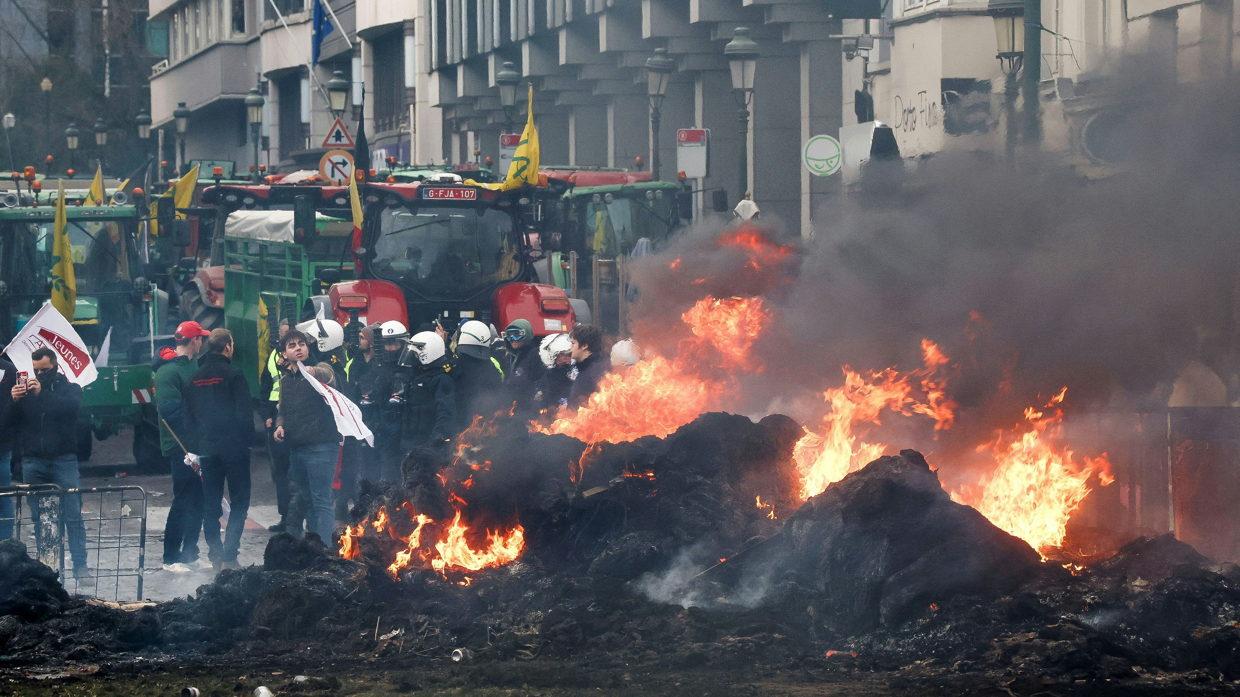 Die wütenden Bauern-Proteste wie hier in Belgien gegen Mercosur stoppten von der Leyen