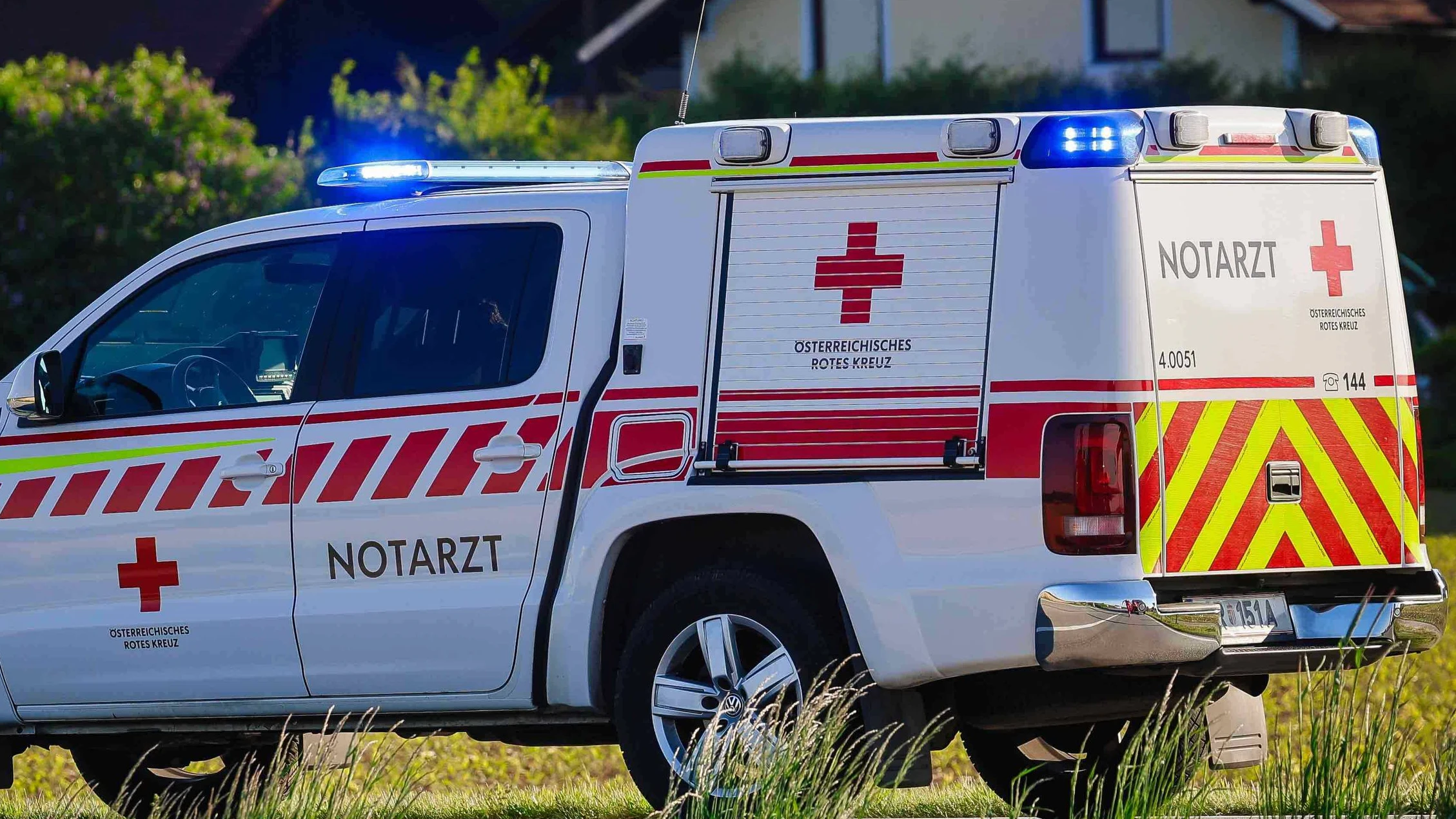 12.05.2025, Burgkirchen, AUT, Unterwegs in Oberösterreich, Themenbild, Symbolbild, Verschiedene Themenbilder, Thema, Verkehrsunfall, im Bild Notarzt, Notarzfahrzeug, Ein Notarztfahrzeug auf einer ländlichen Straße: Ausgestattet mit blinkenden Lichtern und dem charakteristischen roten Kreuz, ist das Fahrzeug bereit, schnell zu medizinischen Notfällen zu eilen. Die Kombination aus der modernen Fahrzeugtechnik und der ruhigen Umgebung unterstreicht die wichtige Rolle der Notfallmedizin in der Gemeinschaft. Sicherheit und schnelle Hilfe stehen im Mittelpunkt des Einsatzes, *** 12 05 2025, Burgkirchen, AUT, On the road in Upper Austria, Theme picture, Symbol picture, Various theme pictures, Theme, Traffic accident, in the picture Emergency