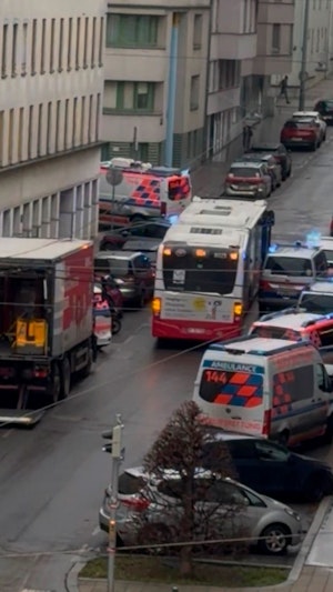 Blutiger Streit Wien: Jugendlicher verletzt Bruder mit Messer in Favoriten. Polizei und Rettung im Einsatz, Ermittlungen laufen. Aktuelle News.