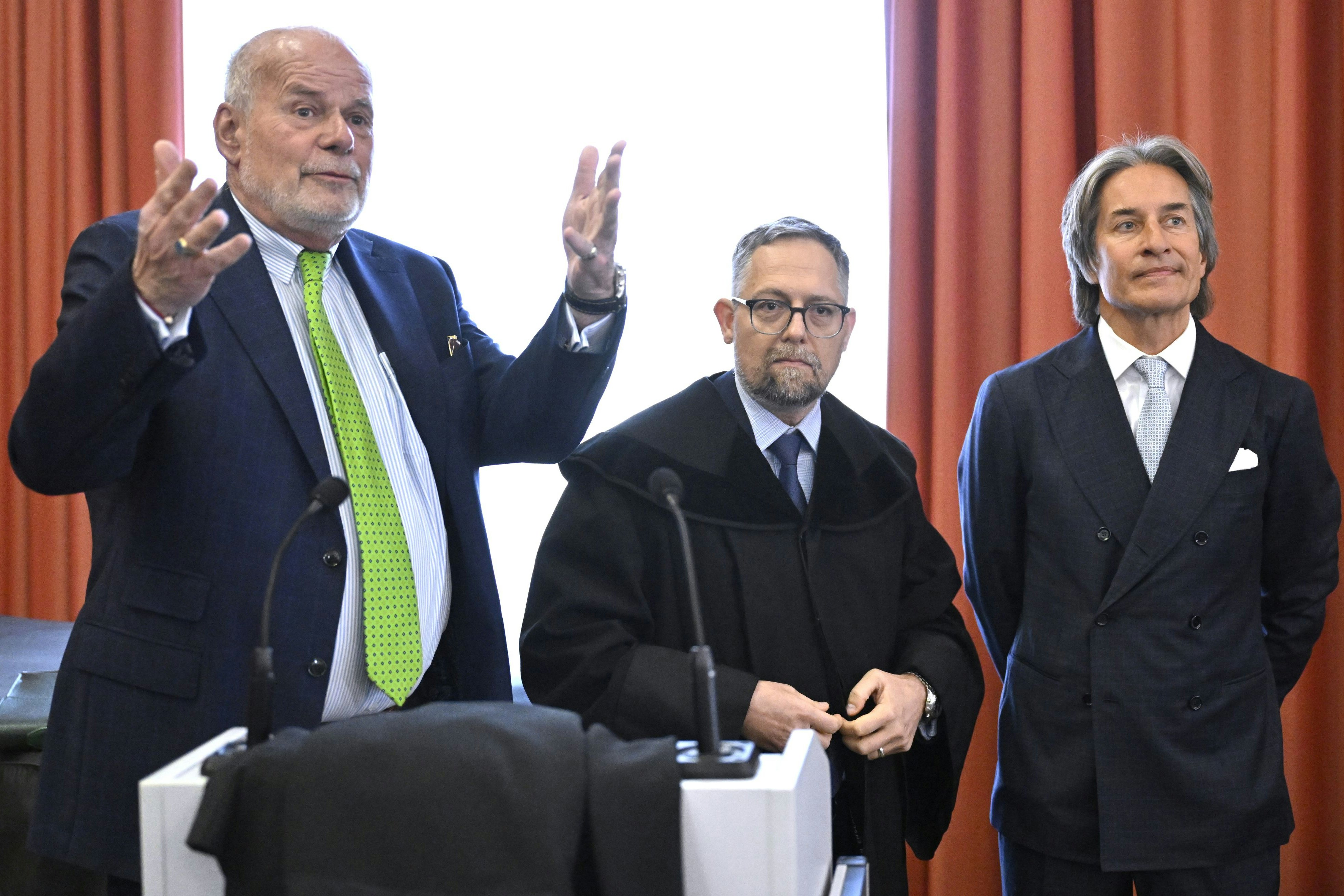 Karl Heinz Grasser mit seinen Anwälten Norbert Wess (Mitte) und Manfred Ainedter im März 2025 vor der Urteilsverkündung am OGH in Wien