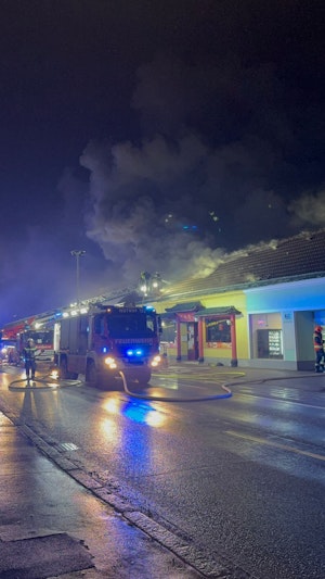 China-Lokal-Brand in Wien-Donaustadt: Flammen zerstören Restaurant, Feuerwehr im Großeinsatz. Aktuelle Bilder und Details zum Vorfall.