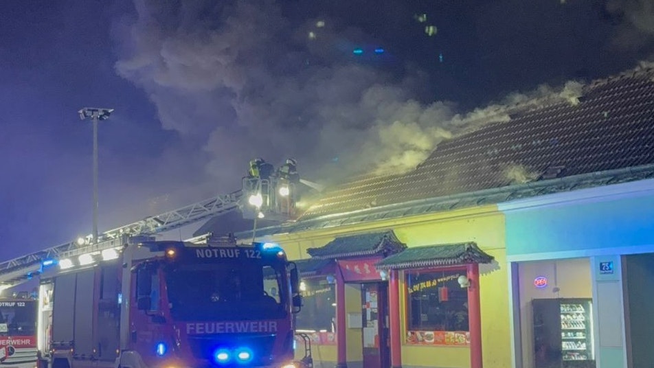 Heute.at - Rauch über Donaustadt – Flammen zerstören China-Lokal