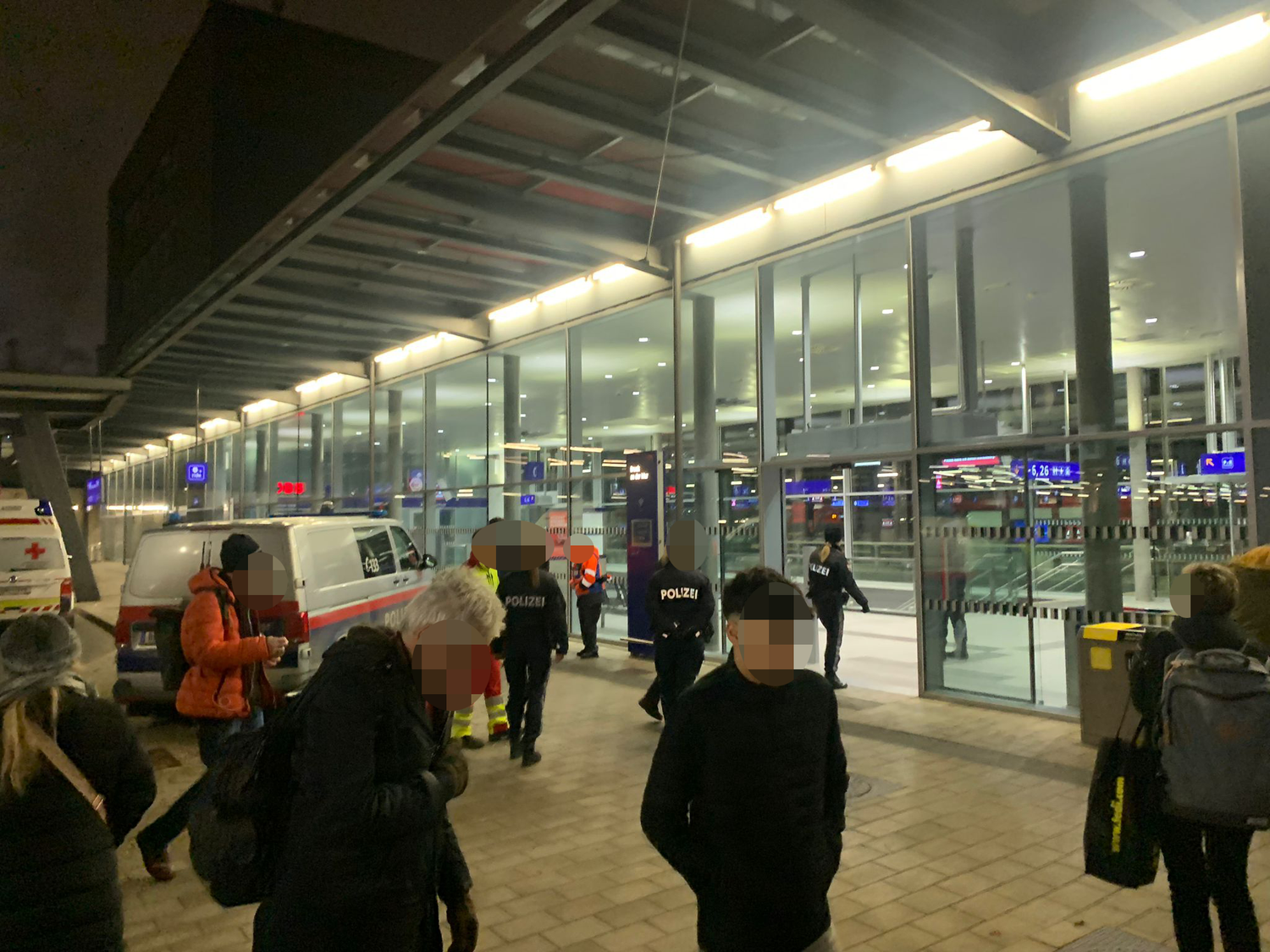 Heute.at - Großeinsatz! Mann (48) droht in Zug plötzlich mit Bombe