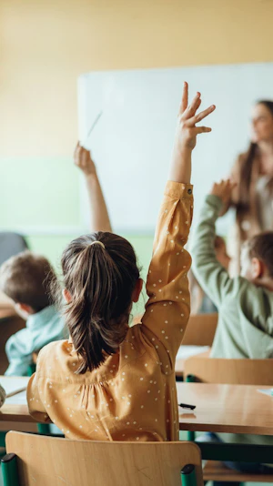 Religionsunterricht Wien: Streit um Stundenplan an Volksschule Favoriten. Kritik an Ungleichbehandlung, Bildungsdirektion prüft Lösung.