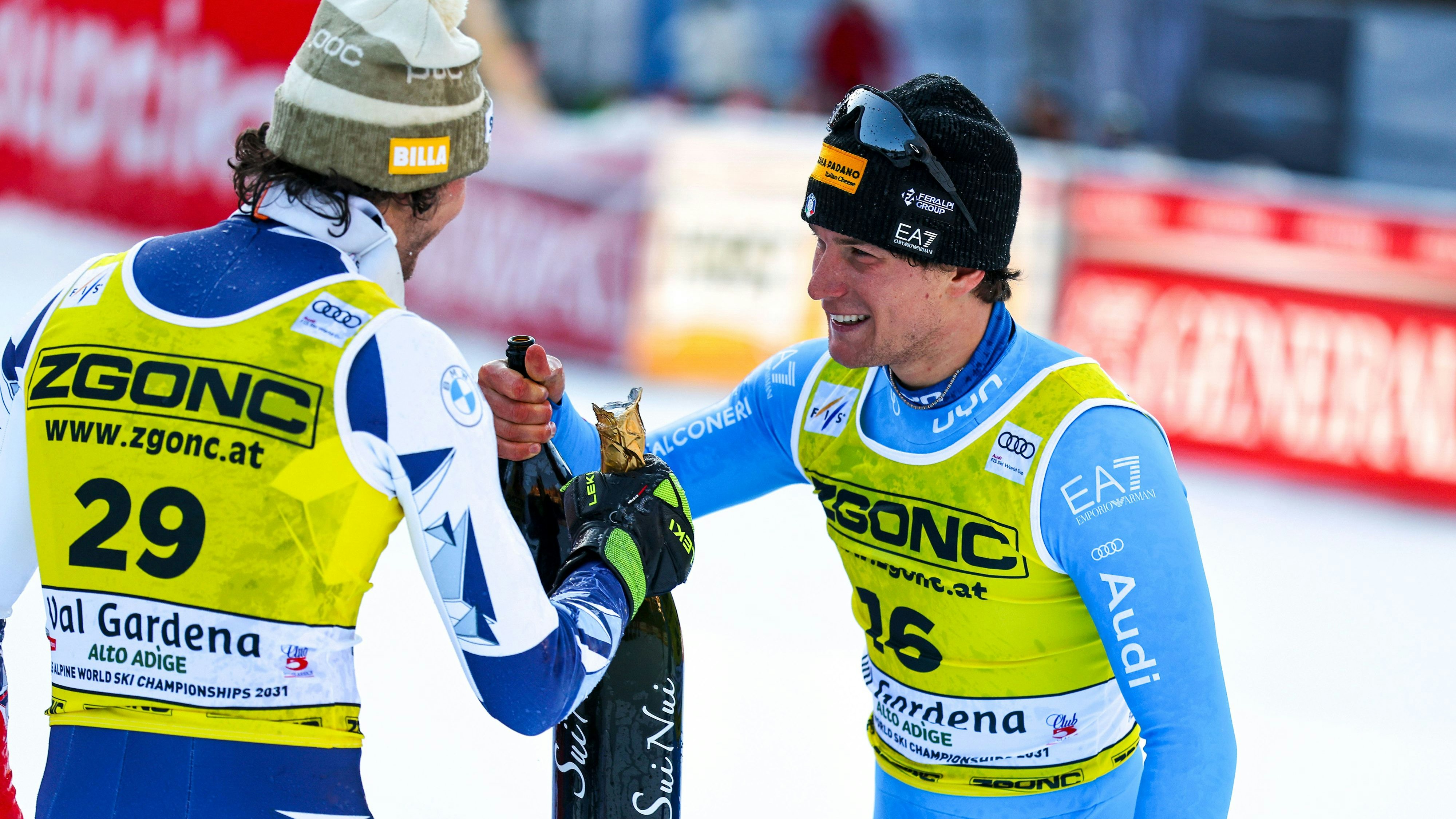 VAL GARDENA,ITALY,19.DEC.25 - ALPINE SKIING - FIS World Cup, Super G, men. Image shows the rejoicing of Giovanni Franzoni (ITA) and Jan Zabystran (left/ CZE) . Photo: GEPA pictures/ Thomas Bachun