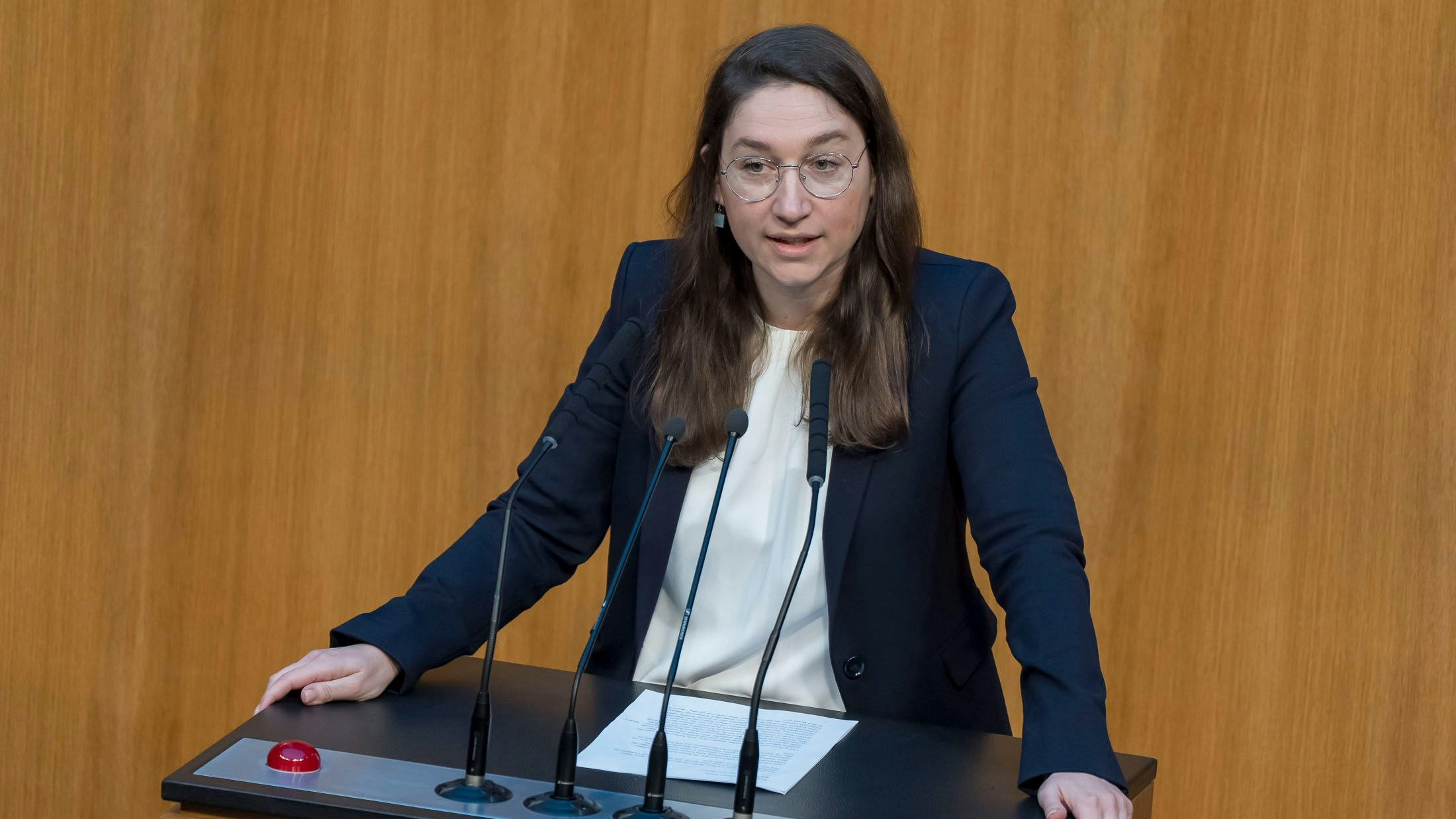 SPÖ-Klubvize Julia Herr zeigt gegenüber "Heute" auf, wo die Österreicher ab Jänner automatisch Geld sparen.