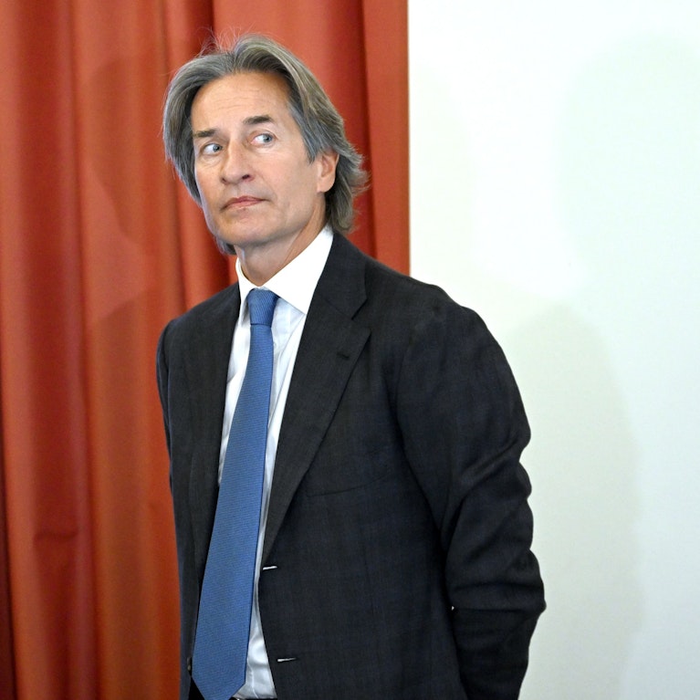 Der Ex-Finanzminister sitzt wegen Untreue seit Juni in Haft. Anfang Jänner soll er in den Hausarrest kommen. Warum das an einem seidenen Faden hängt, wo er in Zukunft wohnt und wieso er mit Fußfessel höchstens eine Stunde am Tag in Garten oder Pool darf.