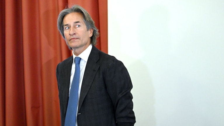 Der Ex-Finanzminister sitzt wegen Untreue seit Juni in Haft. Anfang Jänner soll er in den Hausarrest kommen. Warum das an einem seidenen Faden hängt, wo er in Zukunft wohnt und wieso er mit Fußfessel höchstens eine Stunde am Tag in Garten oder Pool darf.