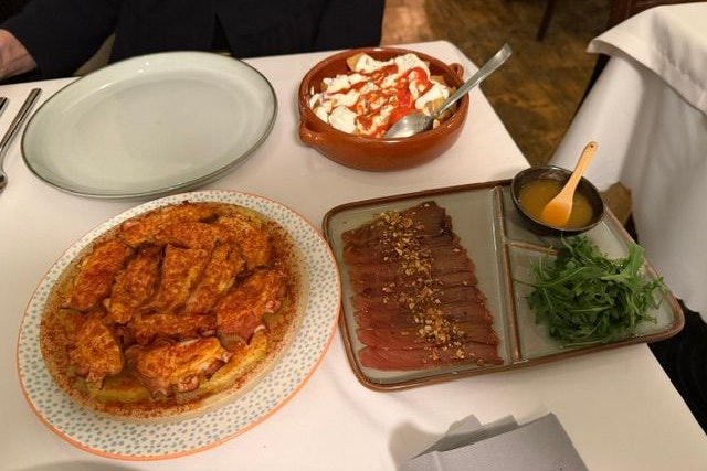 Der vermeintliche Tapas-Pulpo (l.) spielt sich groß auf, der Thunfisch bleibt dezent