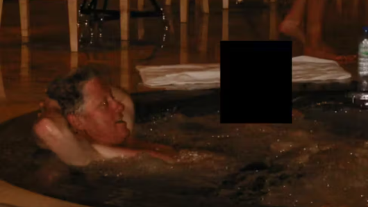 Heute.at - Was macht Ex-Präsident Bill Clinton hier im Whirlpool?