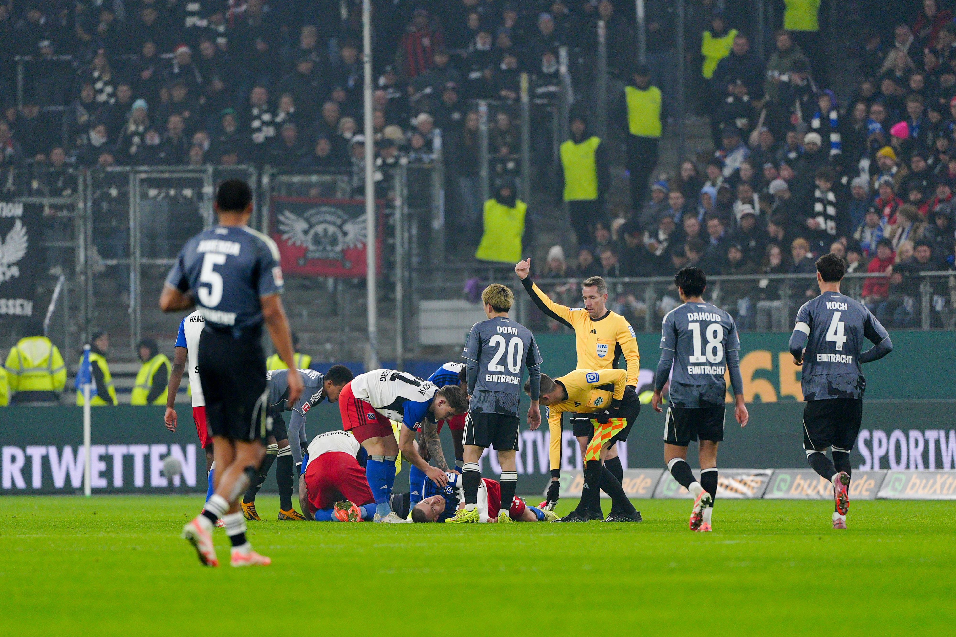 Heute.at - Ex-Salzburger regungslos am Boden, Gegner greift ein