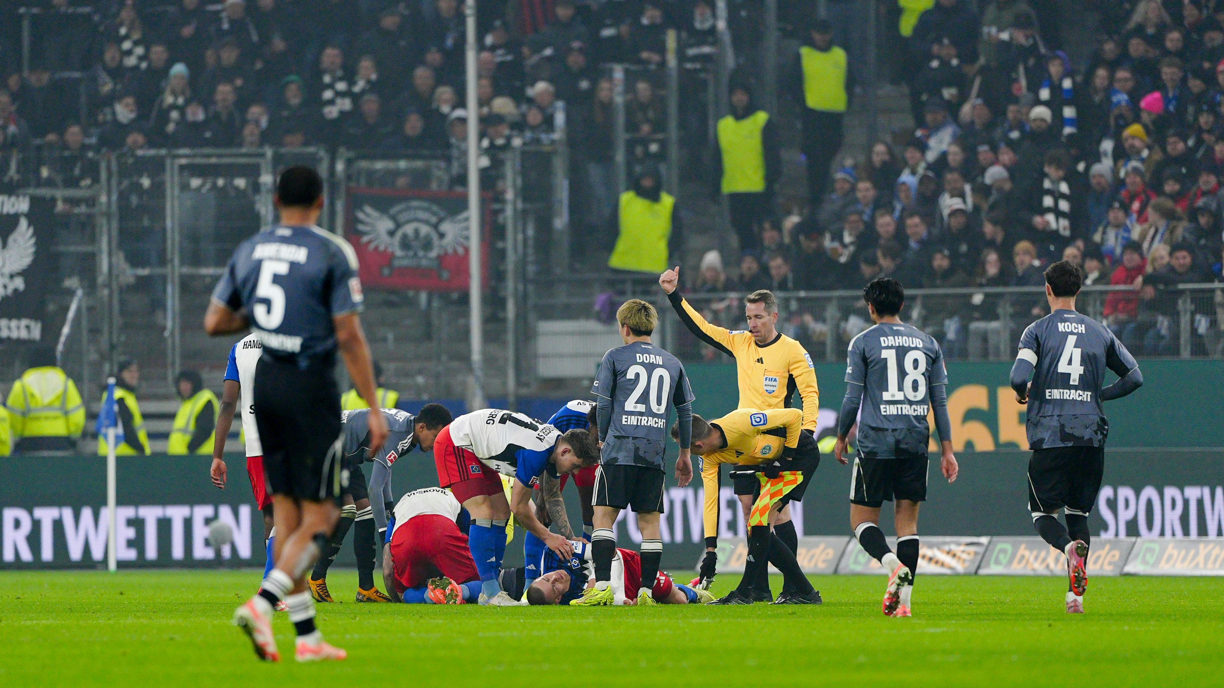 Heute.at - Ex-Salzburger regungslos am Boden, Gegner greift ein