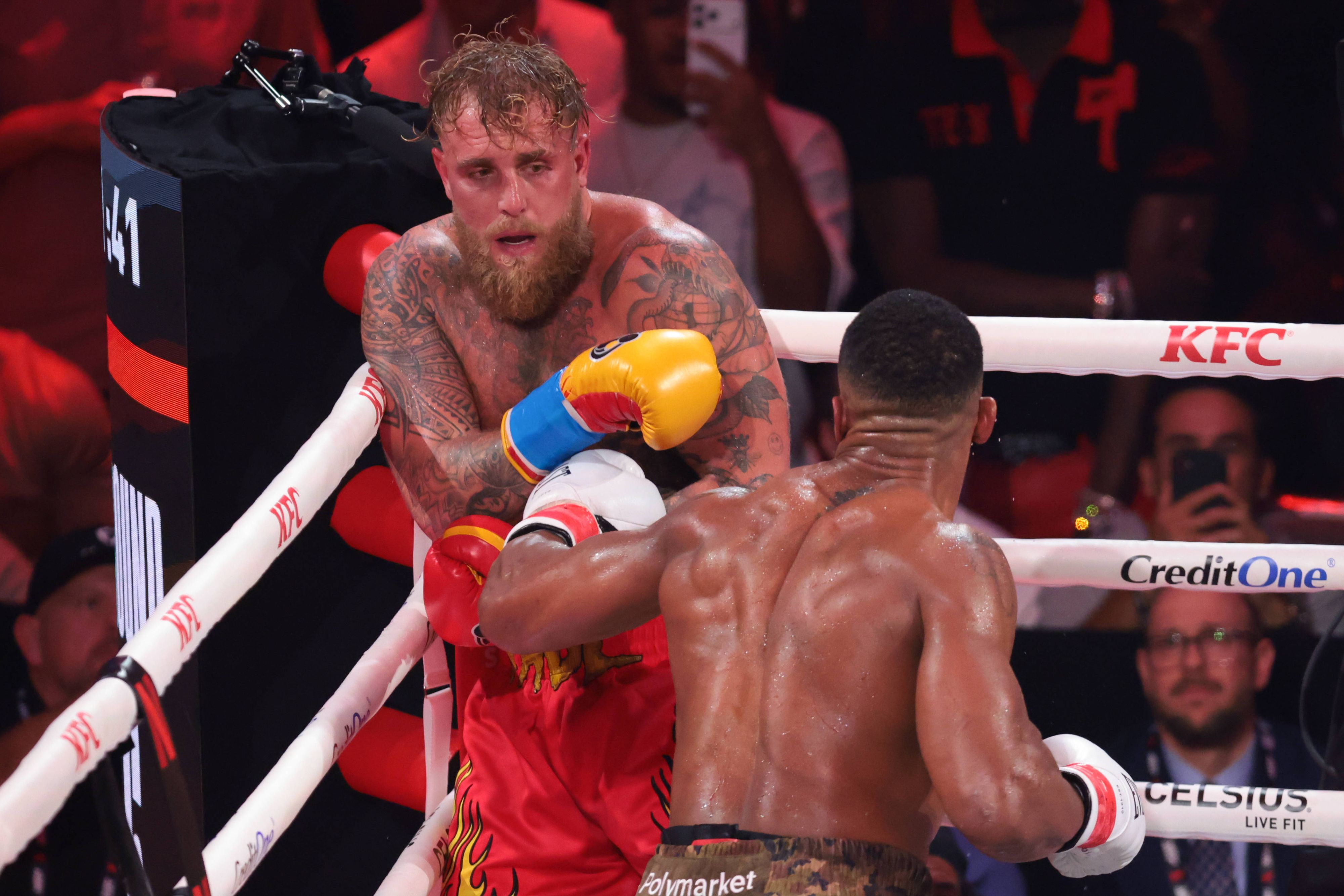 Jake Paul steckt gegen Anthony Joshua ein.