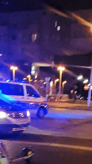 Wiener Großeinsatz: Betrunkener bedroht Nachbarin mit Waffe, zielt auf WEGA-Beamte. Polizei stellt Airsoft-Waffen sicher. Ermittlungen laufen.