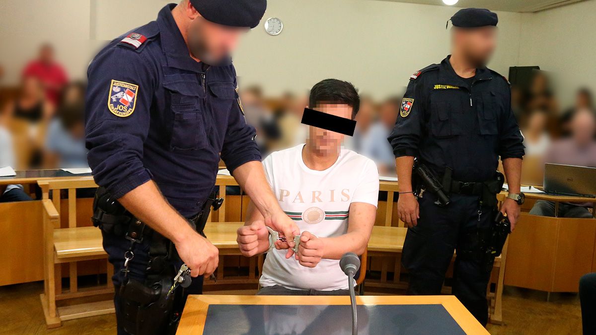 Hikmatullah S. tötete seine eigene Schwester im Innenhof eines Gemeindebaus. Im Bild vor Gericht im August 2018.