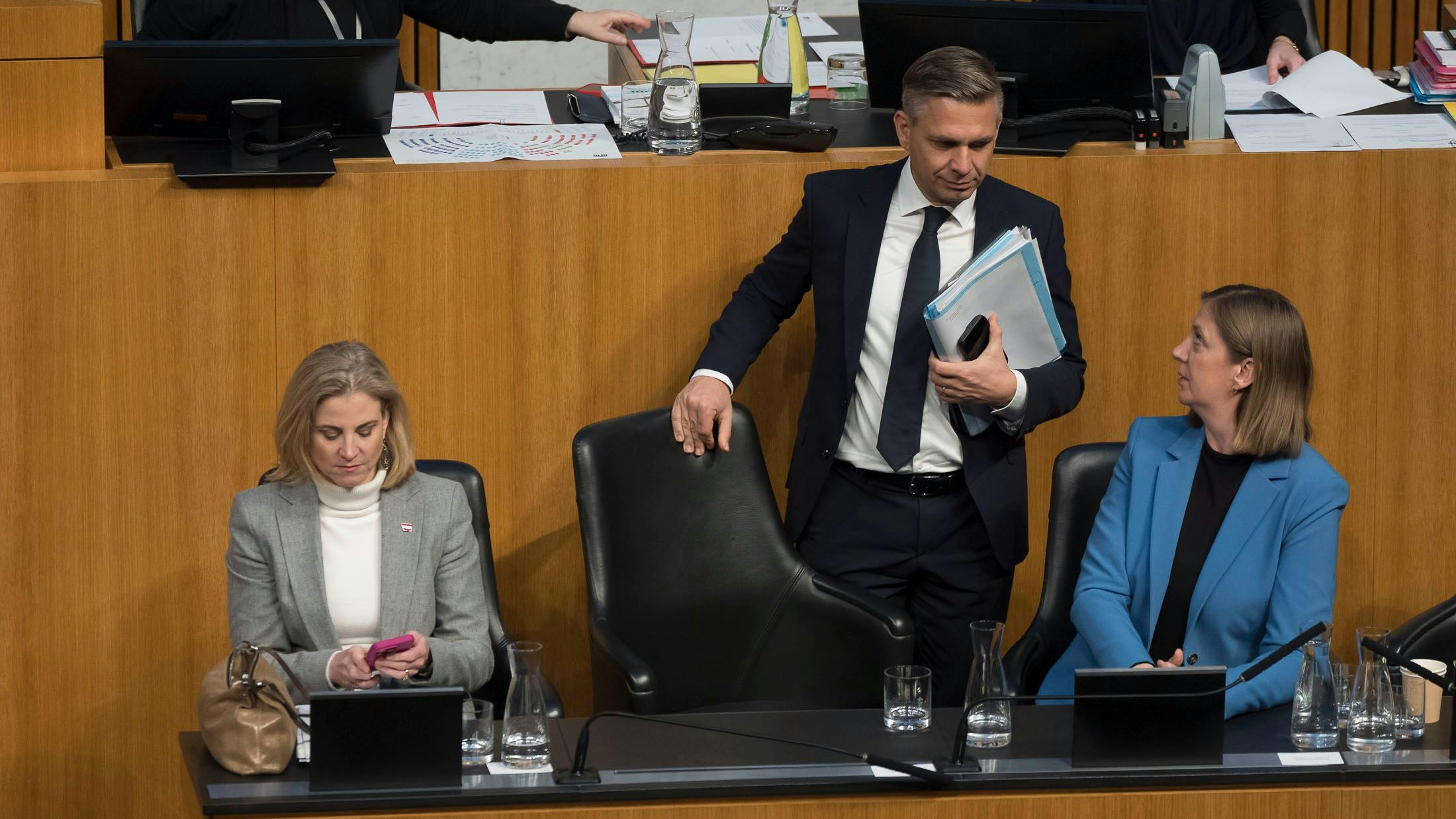 Hattmannsdorfer kommt 15 Minuten zu spät, ich schreib' das gleich in die Gruppe