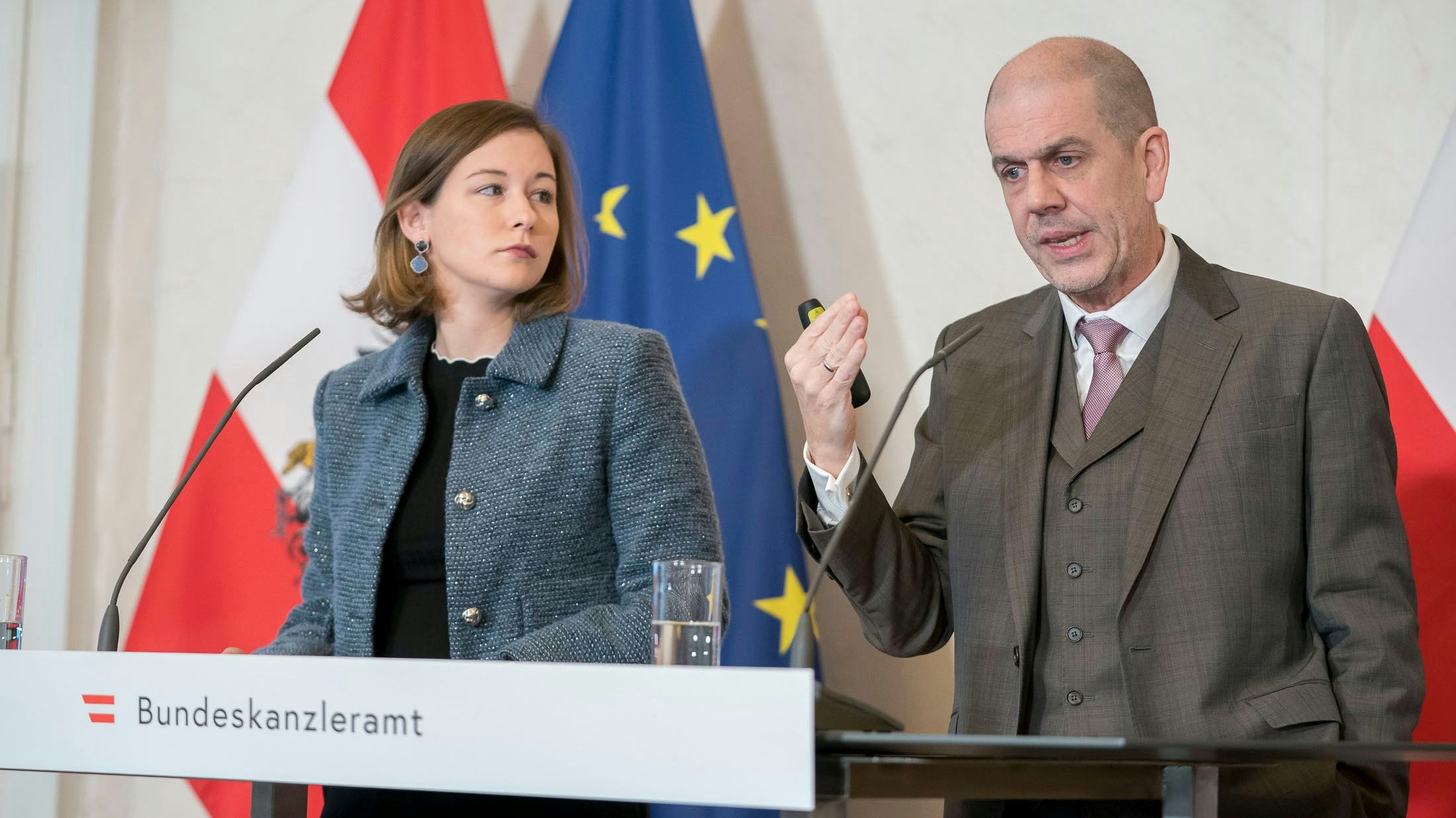 Meinungsforscher Peter Hajek, Integrationsministerin Claudia Plakolm: Ob er mich jetzt auch einmal zu Wort kommen lässt? ...