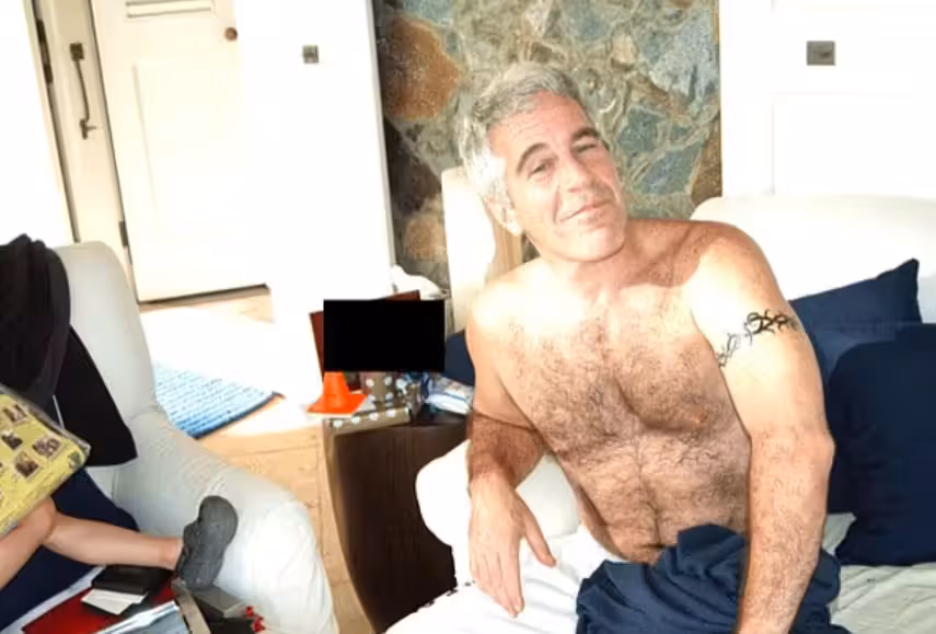 Ein Foto zeigt Jeffrey Epstein halb nackt auf einem Sofa mit einem kleinen Bein – mutmaßlich eines Kindes – am linken Bildrand.