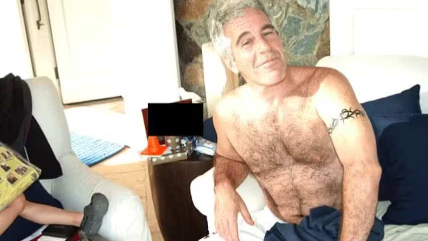 Ein Foto zeigt Jeffrey Epstein halbnackt auf einem Sofa mit einem kleinen Bein – mutmaßlich eines Kindes – am linken Bildrand.