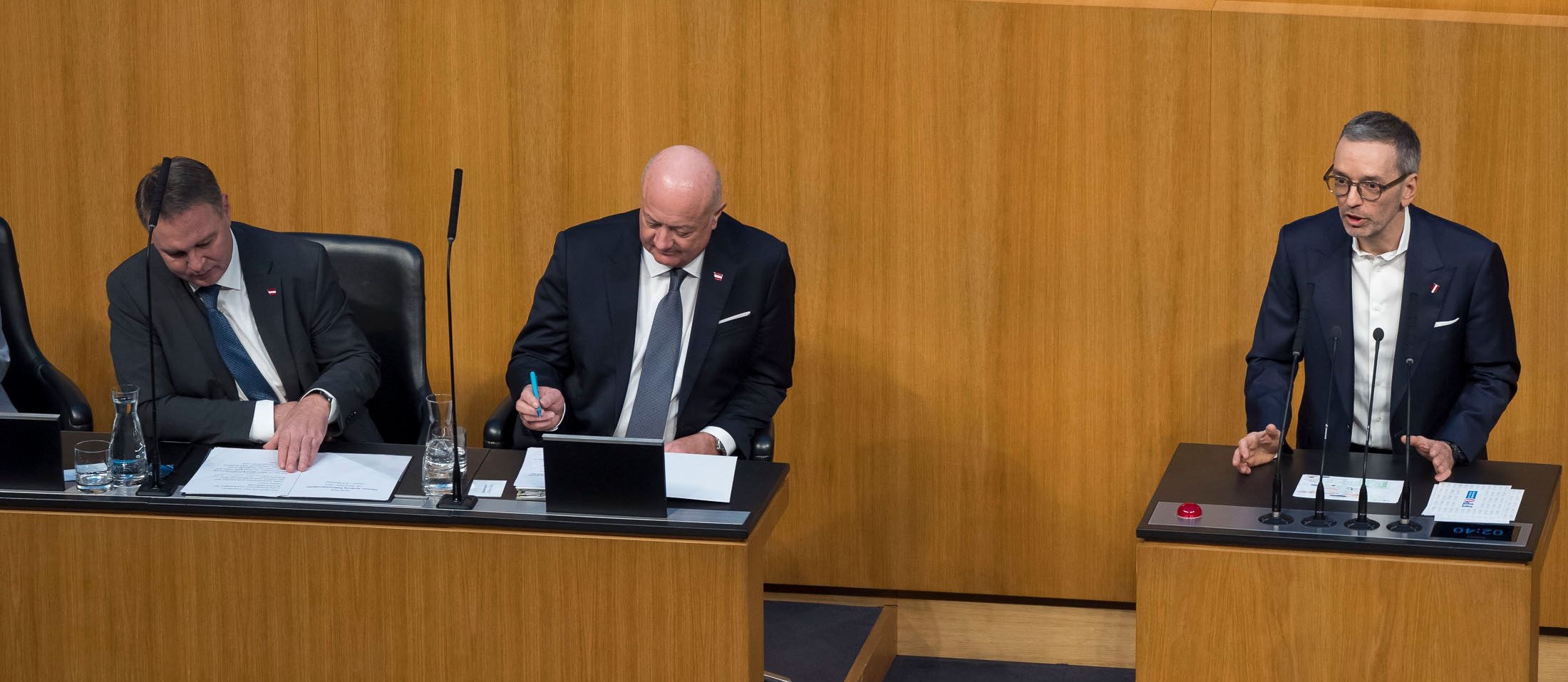 Punkti, Punkti, Strichi, Strichi, fertig ist das Kickl-Gesichti ...