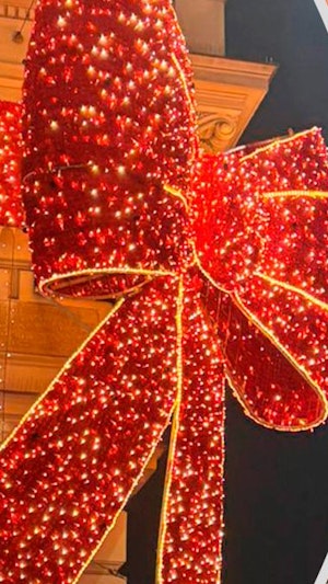 Selfie-Ansturm in Wien: Riesen-Mascherl sorgt am Einkaufssamstag für Chaos. Polizei greift durch, um Sicherheit in der City zu gewährleisten.