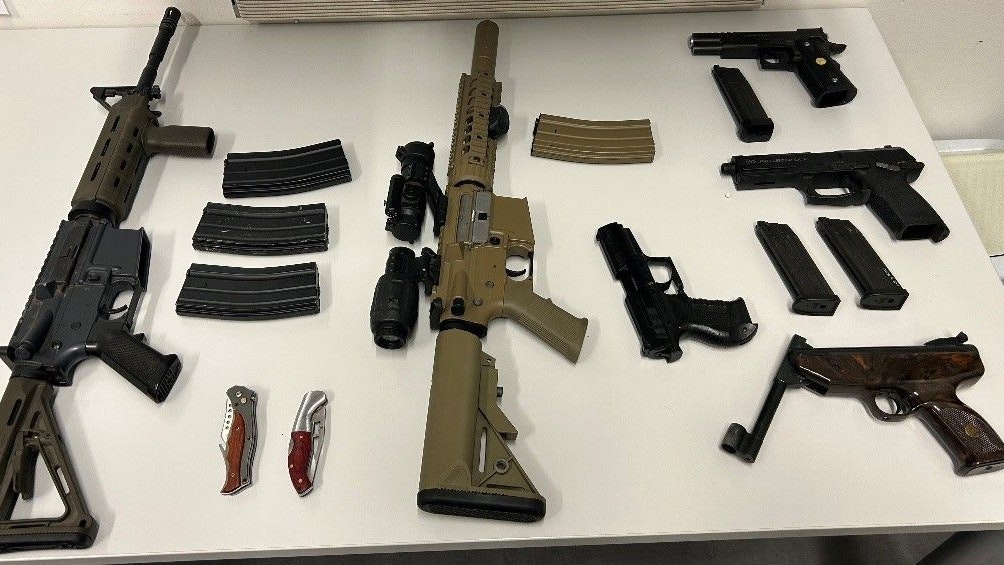 Unfassbarer Fund in Wohnung – das Waffenarsenal des Vier-Promille-Mannes.