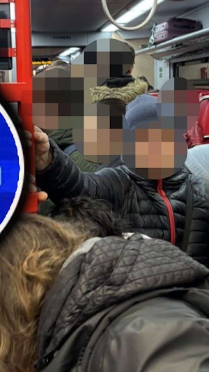 ÖBB Zugverspätung: Wiener verpasst fast Flug am Flughafen Schwechat. Überfüllte Waggons und lange Wartezeiten sorgen für Ärger.