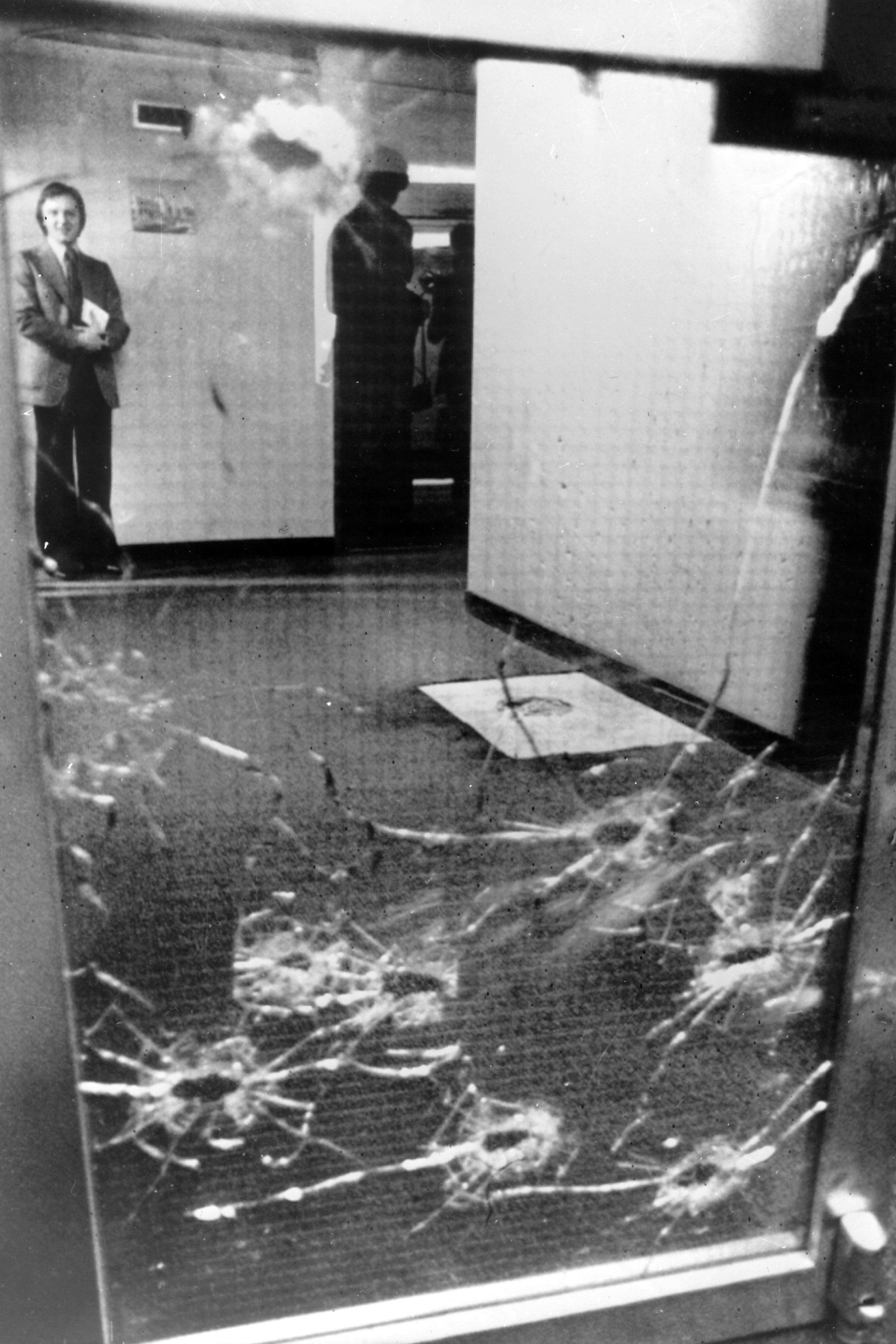 Die von Kugel durchsiebte Scheibe des OPEC-Gebäudes in Wien