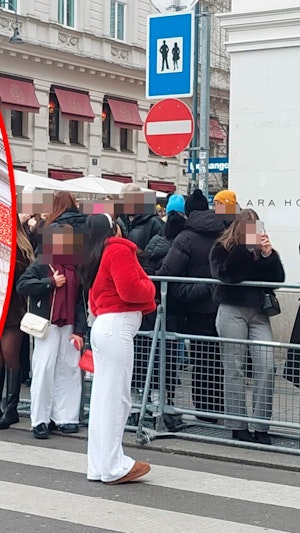 Mascherl-Chaos in Wien: Trotz neuer Absperrgitter und Polizeieinsätzen strömen Touristen weiter zum TikTok-Hotspot bei Popp & Kretschmer.