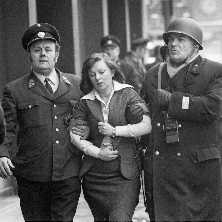 Drei Tote, 62 Geiseln und ein blamierter Innenminister: Vor 50 Jahren schüttelte Österreich dem internationalen Terrorismus die Hand. Der OPEC-Überfall schockte das Land. Im Mittelpunkt: Eine skrupellose Terroristin, die nie zur Verantwortung gezogen wurde.