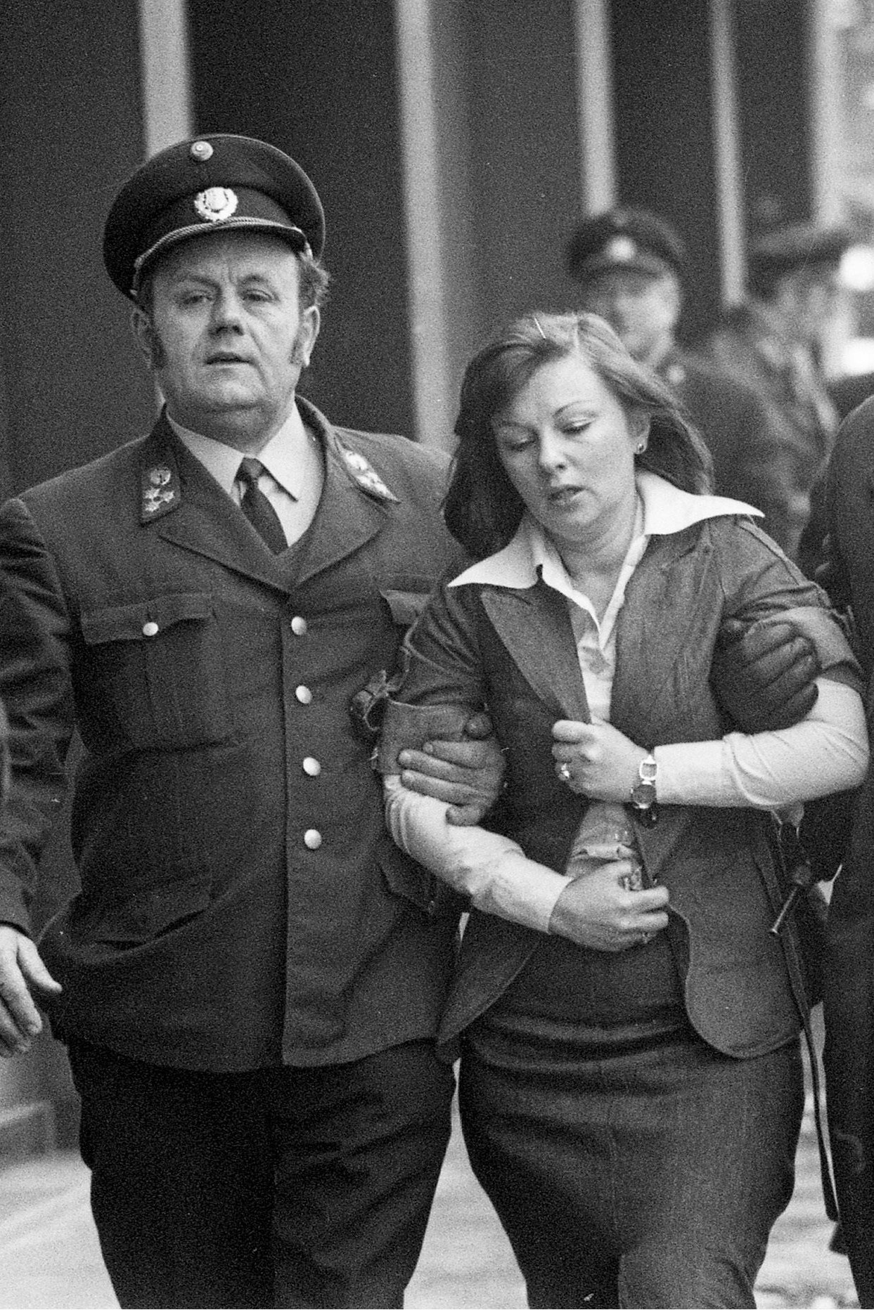 Terrorüberfall mit Geiselnahme im OPEC-Haus: Eine geschockte Geisel wird von der Polizei in Sicherheit gebracht