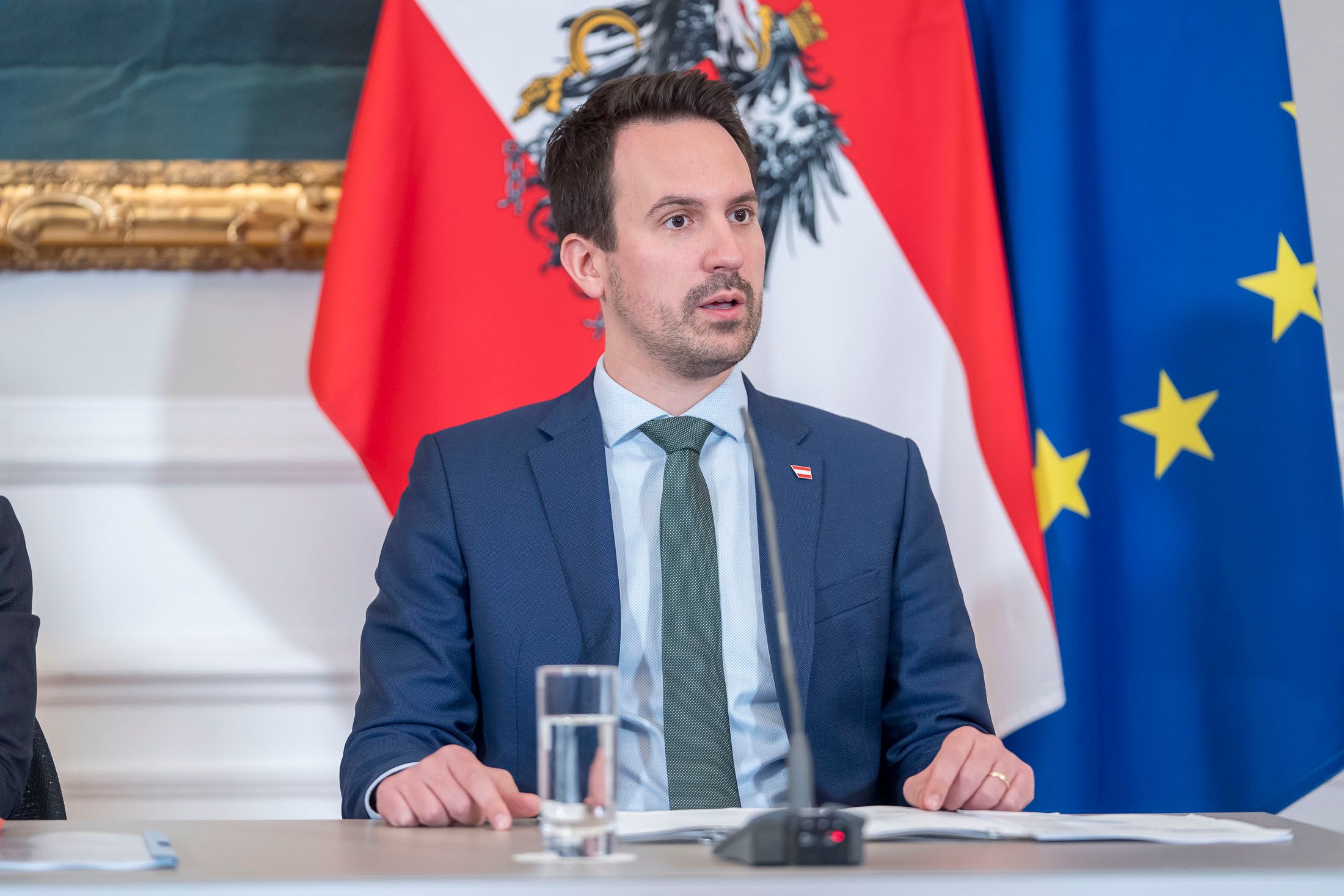 Heute.at - Wiederkehr: 11.000 Euro für blickdichte Vorhänge