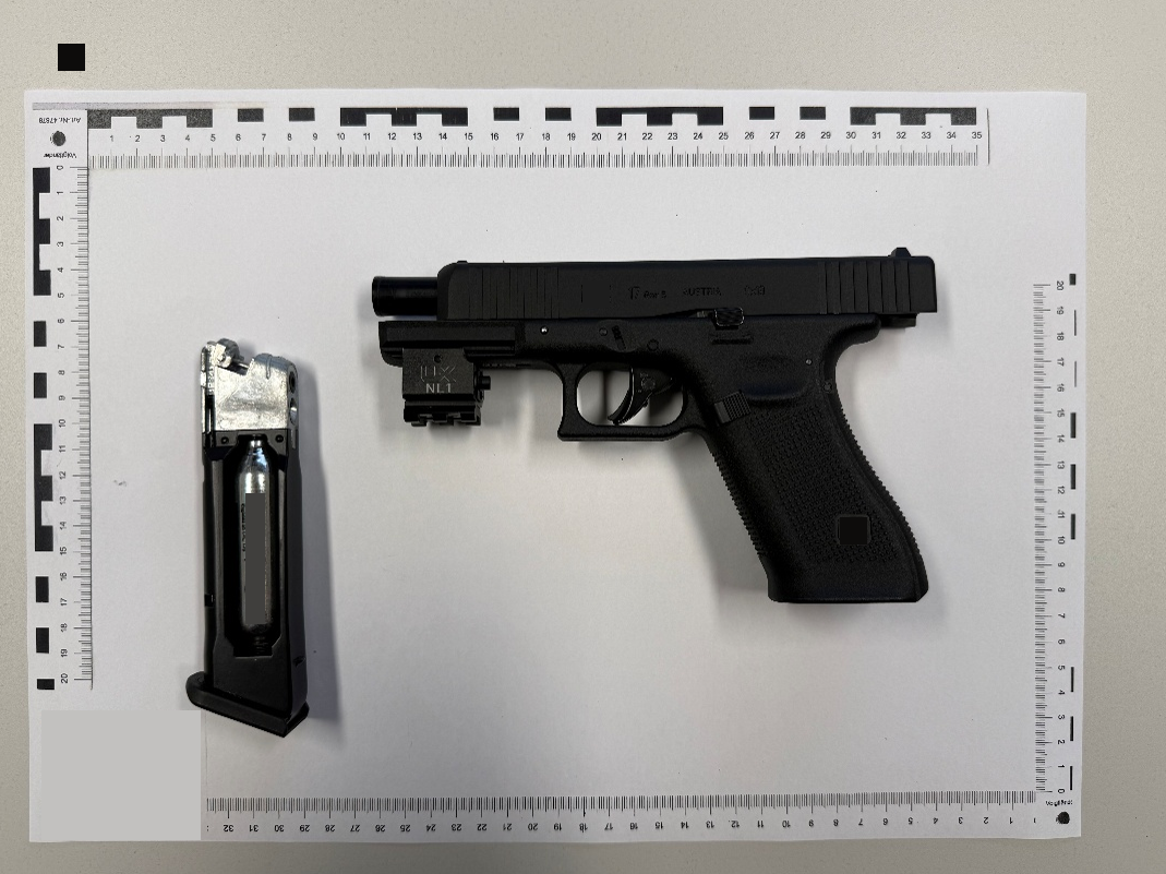 Diese Waffe zog der Mann plötzlich. 