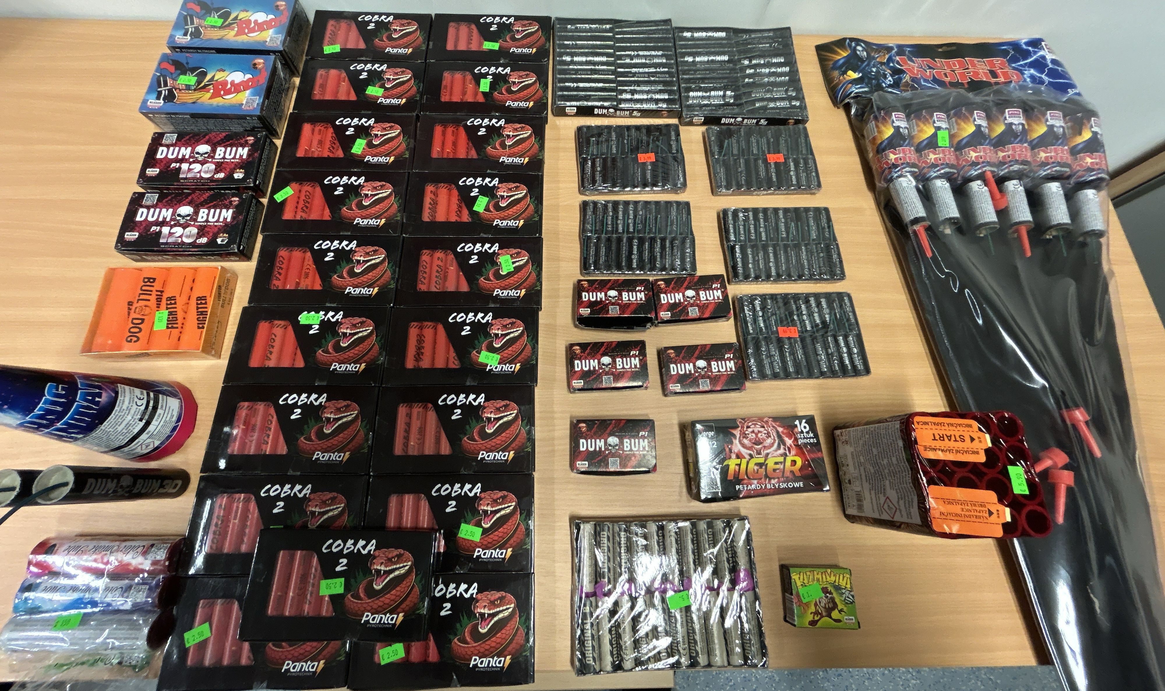 Die Polizei fand eine große Menge illegaler Böller bei den Jugendlichen