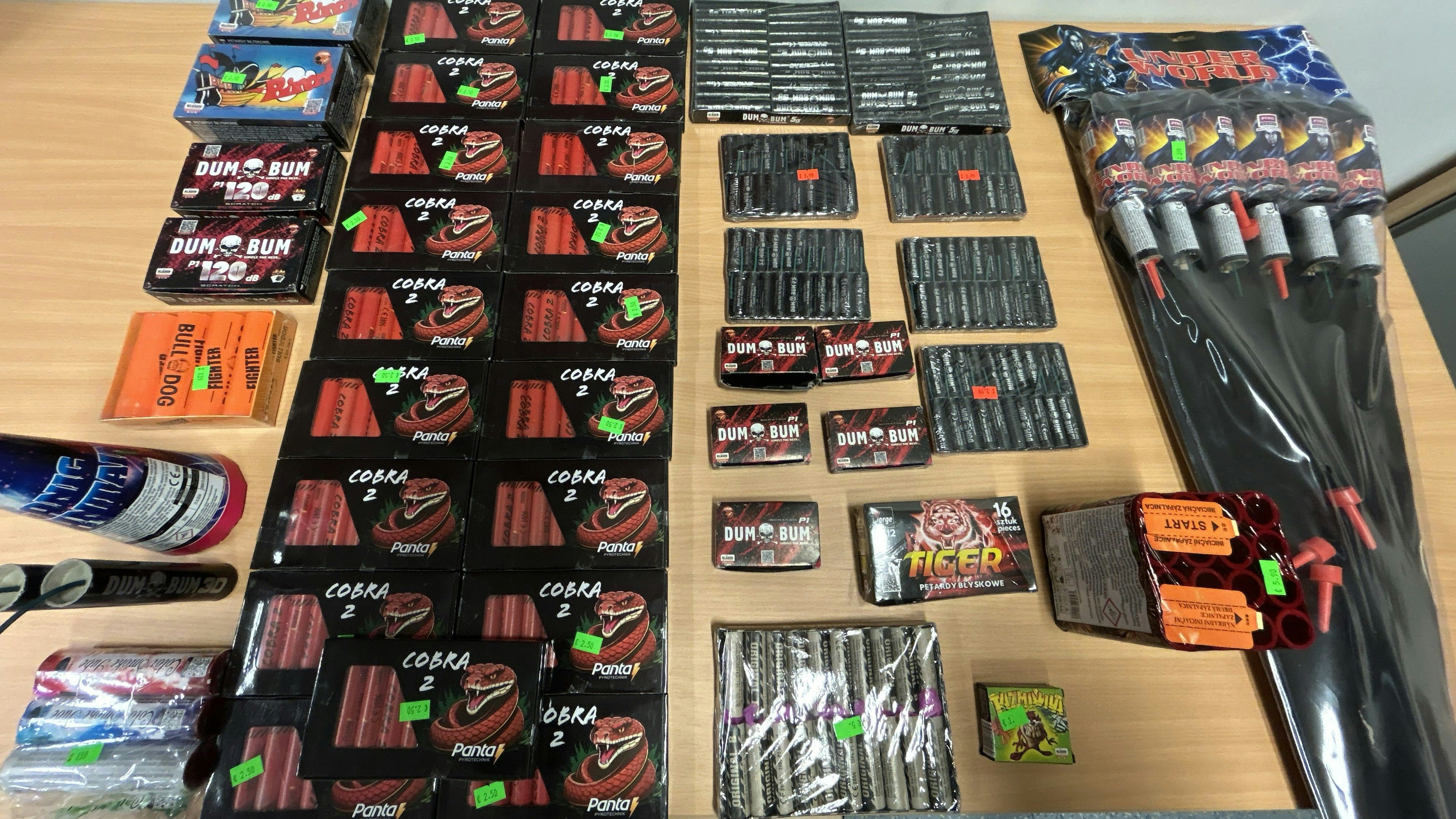 Die Polizei fand eine große Menge illegaler Böller bei den Jugendlichen