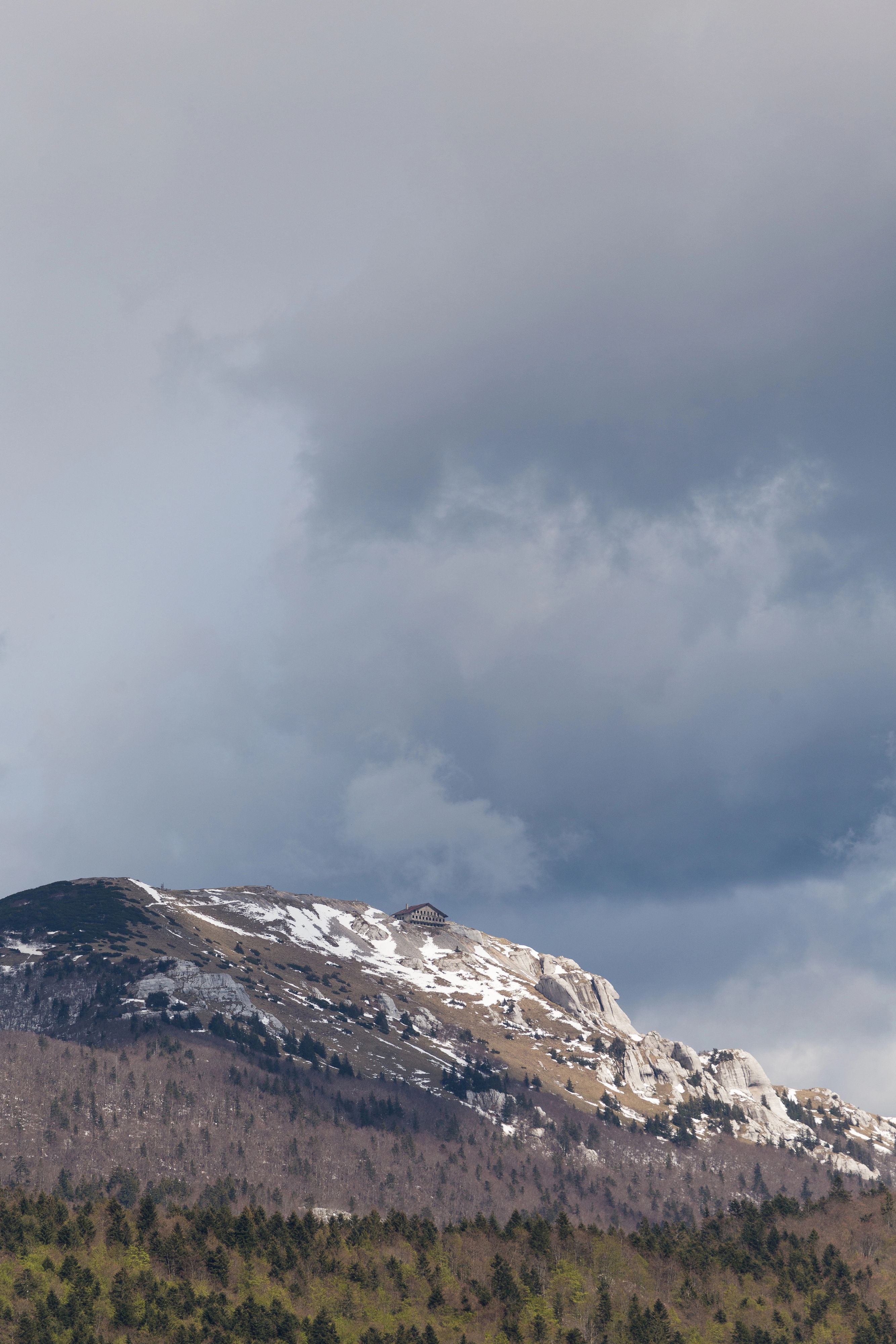Blick auf verlassene Radar-Station auf der mit Schnee- und Eis bedeckten Plješevica an der Grenze zwischen Bosnien-Herzegowina und Kroatien.