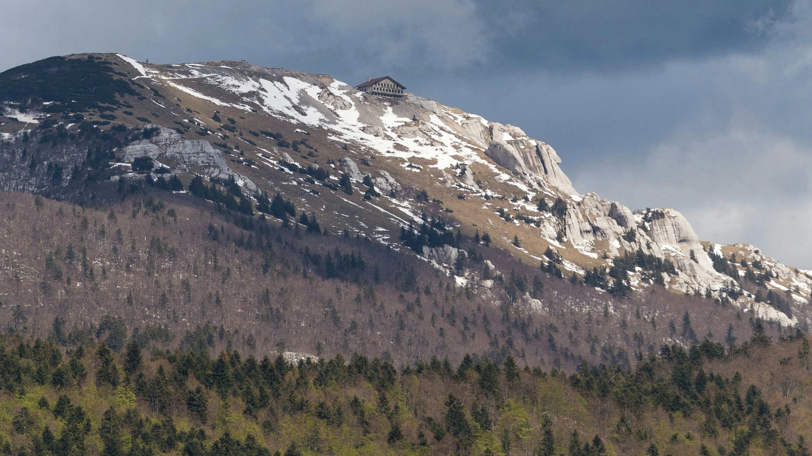 Blick auf verlassene Radar-Station auf der mit Schnee- und Eis bedeckten Plješevica an der Grenze zwischen Bosnien-Herzegowina und Kroatien.