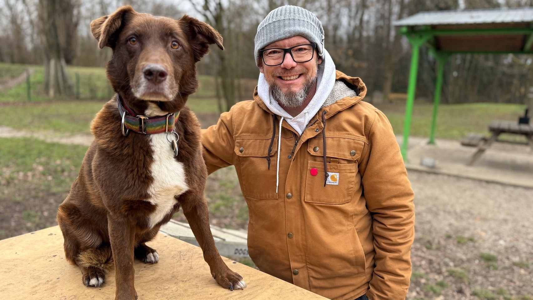 NEOS-Spitzenkandidat Bernd Pinzer mit seiner Spürnase "Levi"