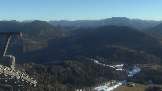 Heute.at - Schneemangel – weiße Bänder statt Winterlandschaft