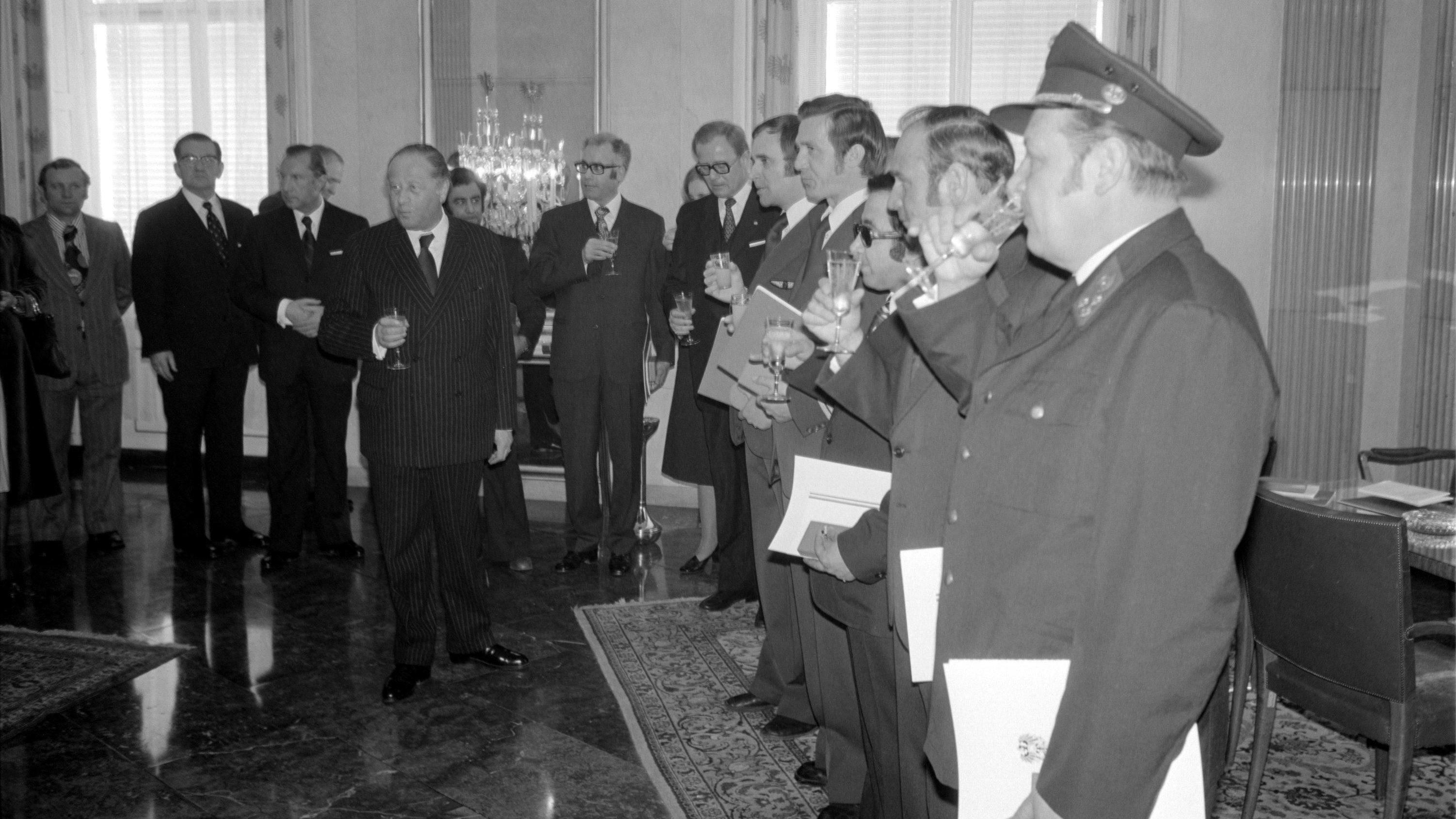 Ein Glaserl in Ehren: Bundeskanzler Bruno Kreisky ehrt bei die beim OPE -Überfall diensthabende Einsatzkräfte