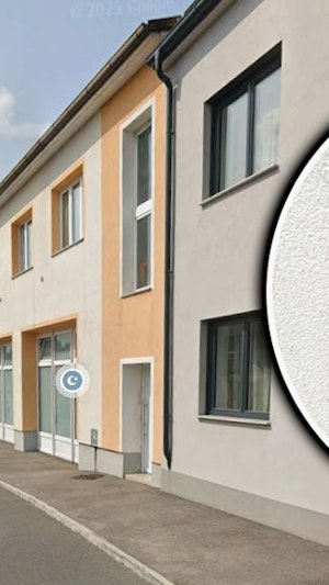 Angriff auf Moschee in Niederösterreich: Unbekannte beschädigen Eingang in Hollabrunn. Polizei und Terrorschutz ermitteln aktuell zum Vorfall.